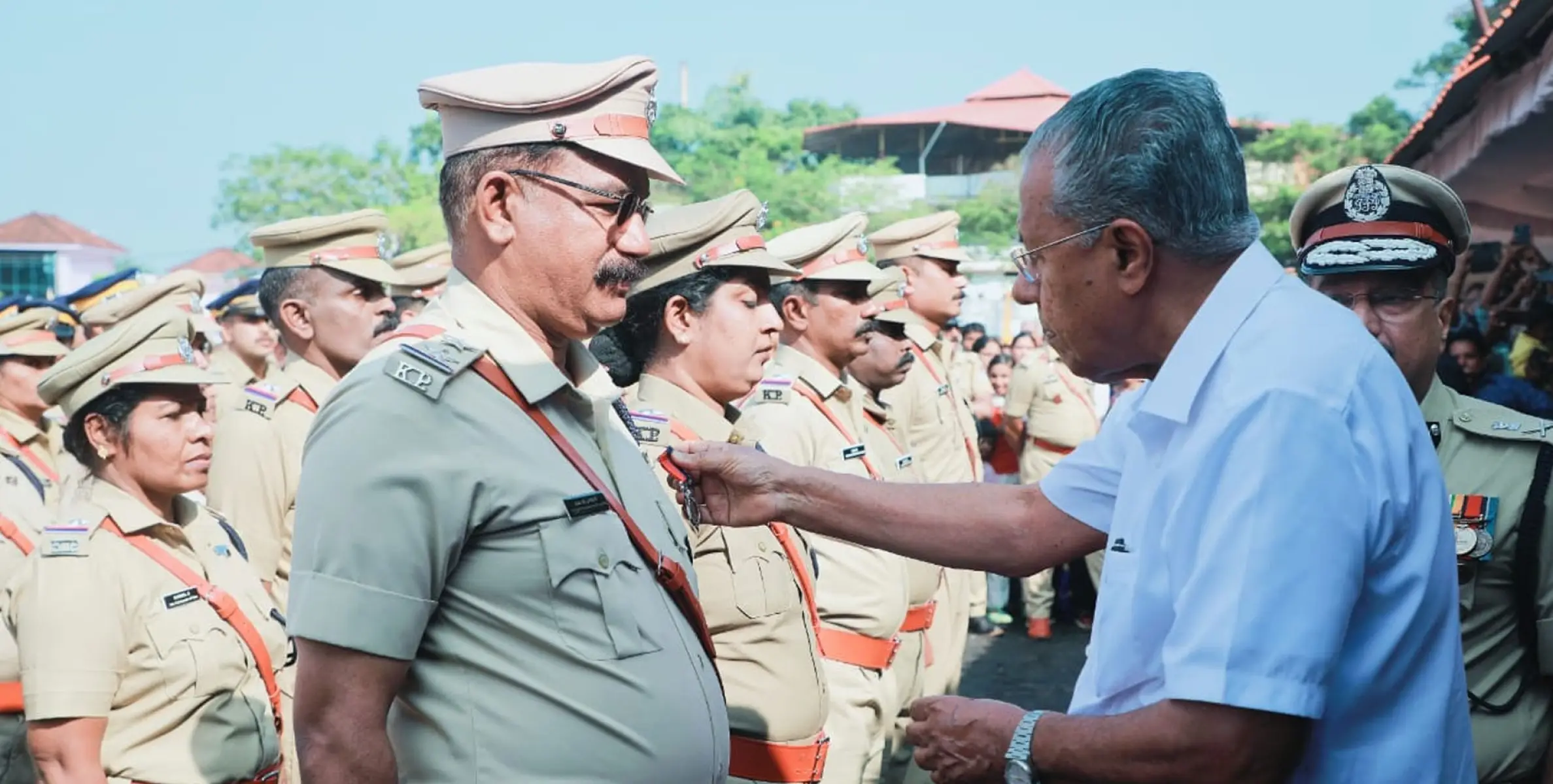 കണ്ണൂർ റൂറൽ മോട്ടോർ ട്രാൻസ്പോർട്ട് ഓഫീസർ കെ വി പ്രസാദ് മുഖ്യമന്ത്രിയുടെ പോലീസ് മെഡൽ ഏറ്റുവാങ്ങി