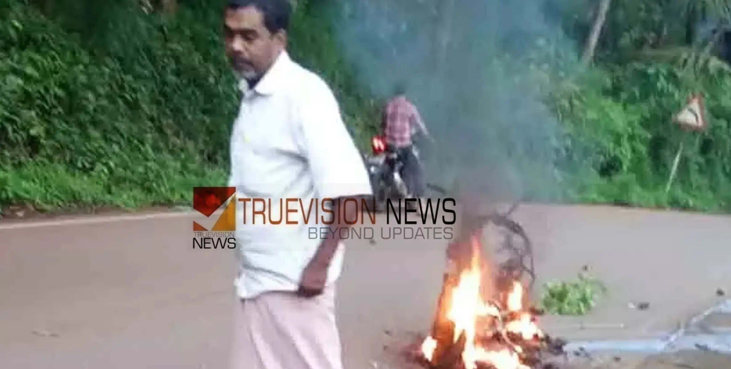 #FIRE |  ഓടുന്നതിനിടെ ശബ്​ദവും പുകയും, പത്രവിതരണത്തിനിടെ ഏജന്റിന്റെ ഇലക്ട്രിക് സ്കൂട്ടർ കത്തിനശിച്ചു