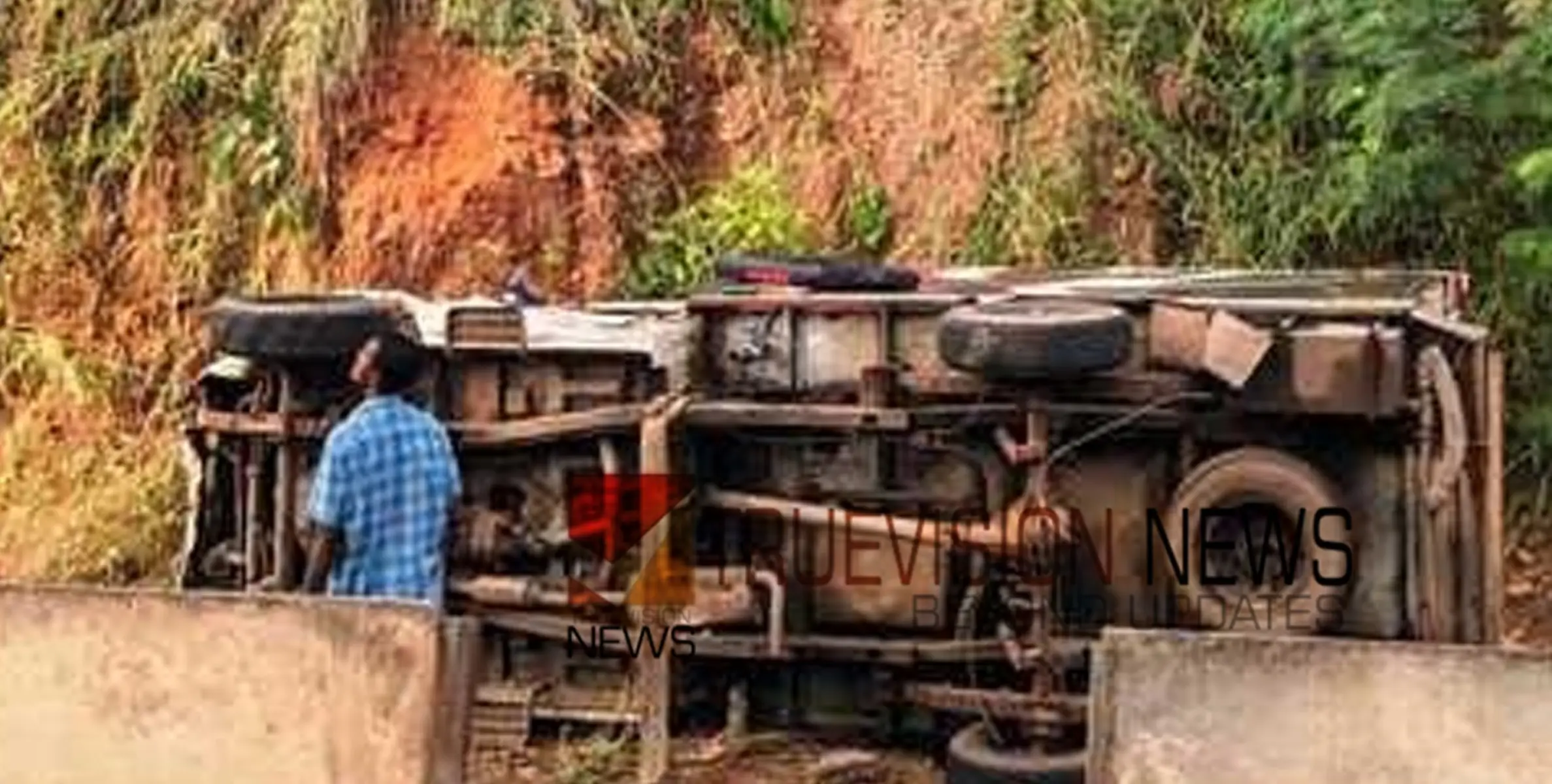 വടകര ദേശീയപാതയിൽ മിനി ലോറി താഴ്ചയിലേക്ക് മറിഞ്ഞ് അപകടം; ഡ്രൈവര്‍ക്ക് പരിക്ക്