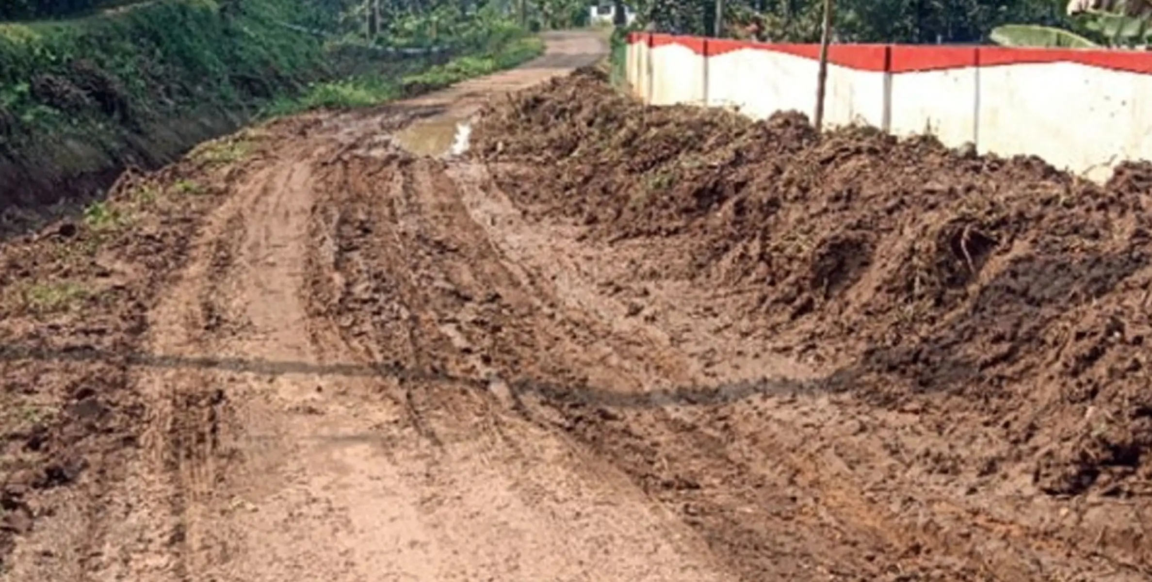 #road | ചെളിയും കല്ലും റോഡിൽ തള്ളി:  ദുരിതത്തിലായി നാട്ടുകാർ 