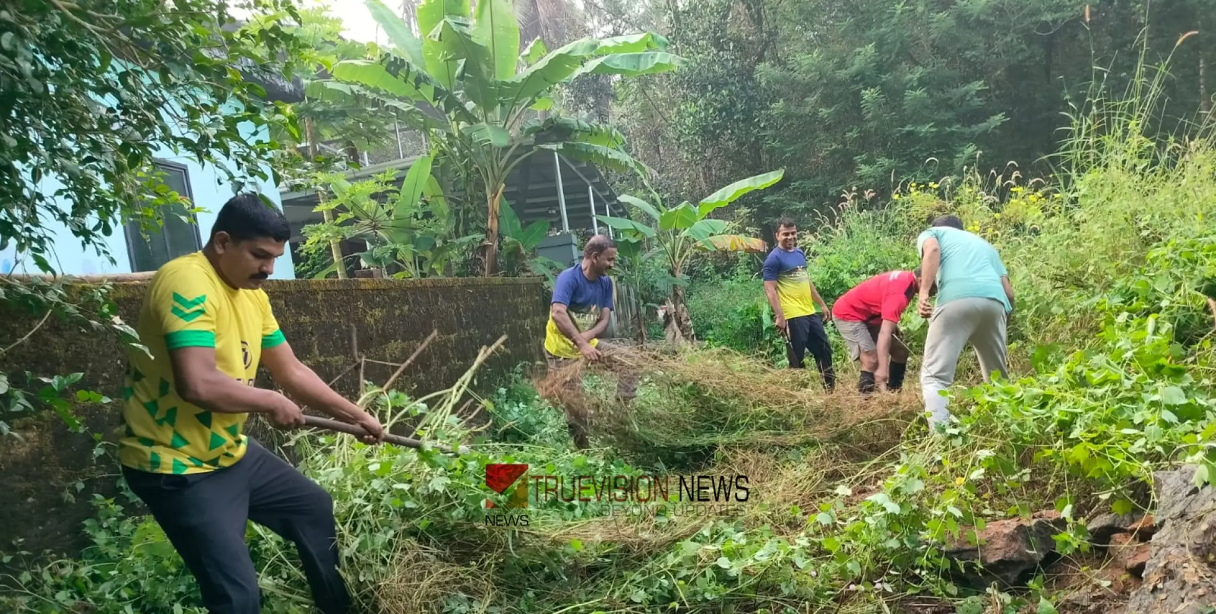 #balusserypolice | അംഗനവാടി പരിസരത്തെ കാടുവെട്ടിത്തെളിച്ച് ബാലുശ്ശേരി പോലീസ്