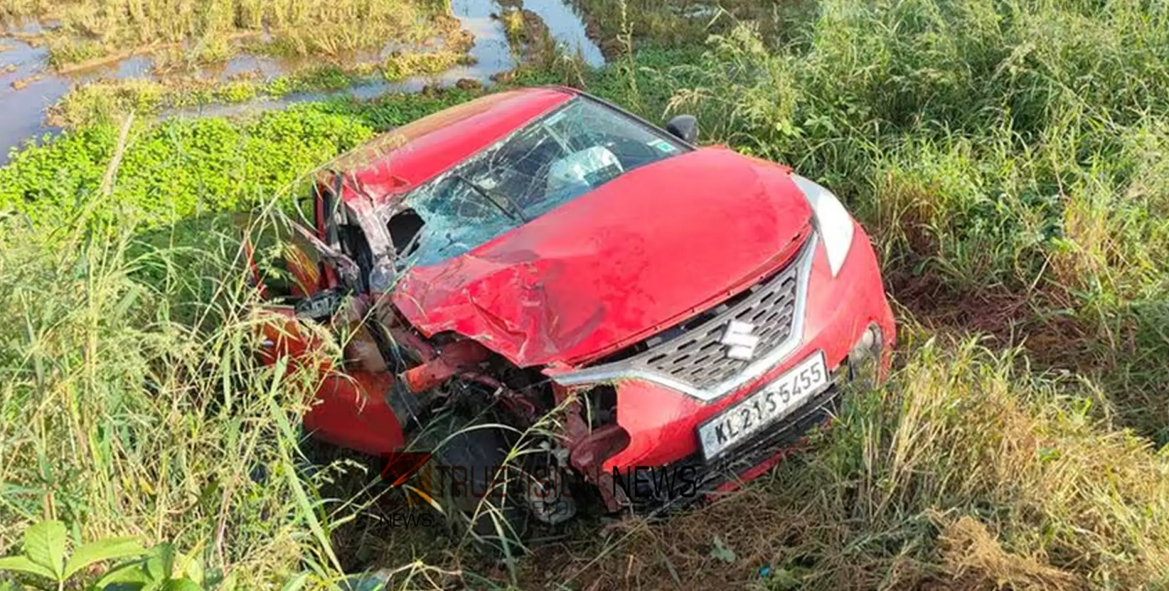 #accident | പിക്കപ്പ്‌വാനിന്റെ പിന്നില്‍ കാറിടിച്ച് അപകടം; നിയന്ത്രണംവിട്ട കാര്‍ പാടത്തേക്ക് മറിഞ്ഞു, യാത്രക്കാർക്ക് പരിക്ക്