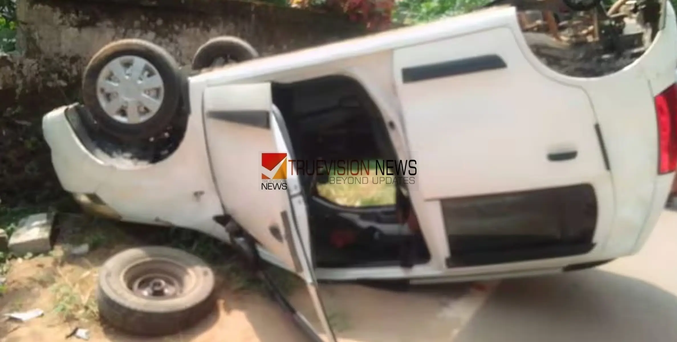 #accident | തെരുവ് നായ കുറുകെ ചാടി; വൈദ്യുതിപോസ്റ്റിലിടിച്ച് കാർ തലകീഴായി മറിഞ്ഞു