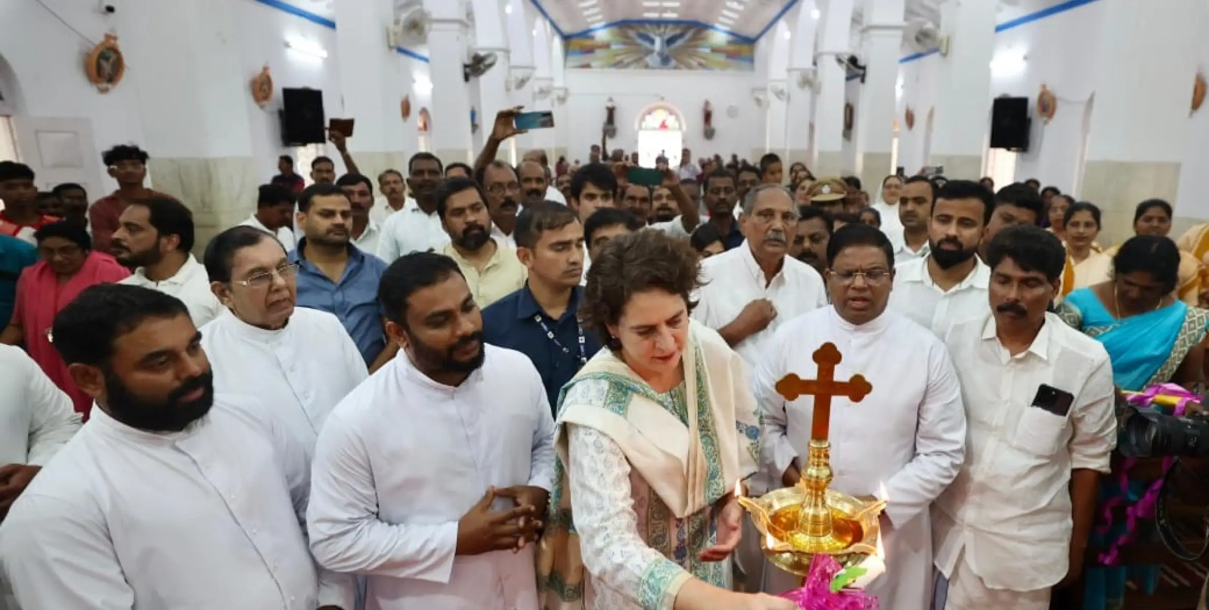 പള്ളിക്കുന്ന് ലൂർദ് മാതാ പള്ളി സന്ദർശിച്ച് പ്രിയങ്ക ഗാന്ധി: പള്ളിയിൽ പ്രിയങ്കയ്ക്ക് വേണ്ടി പ്രാർഥന നടത്തി