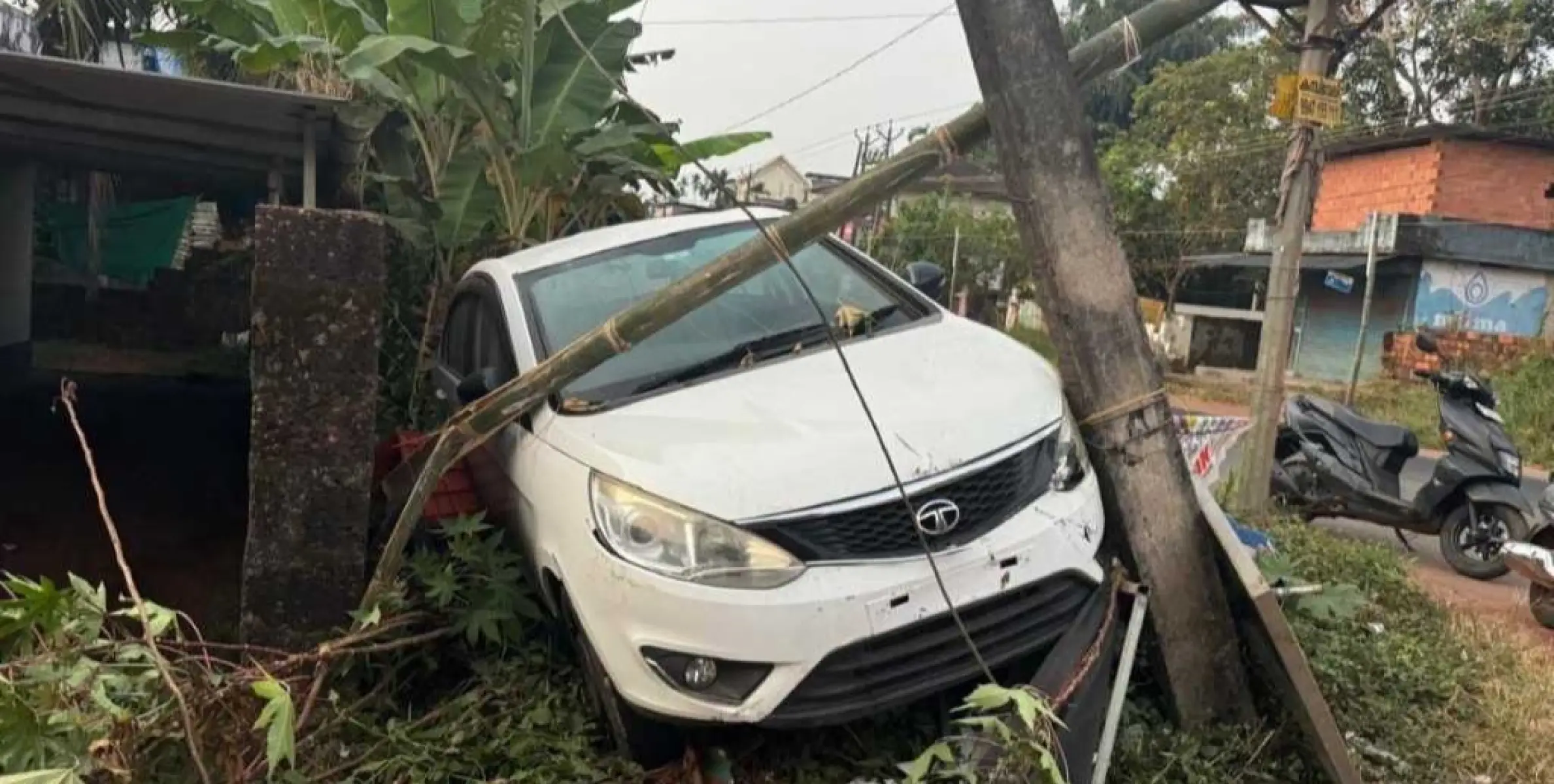 നിയന്ത്രണം വിട്ട കാർ റോഡരികിലെ മത്സ്യ വില്പന കടയും വൈദ്യുത തൂണും തകർത്തു