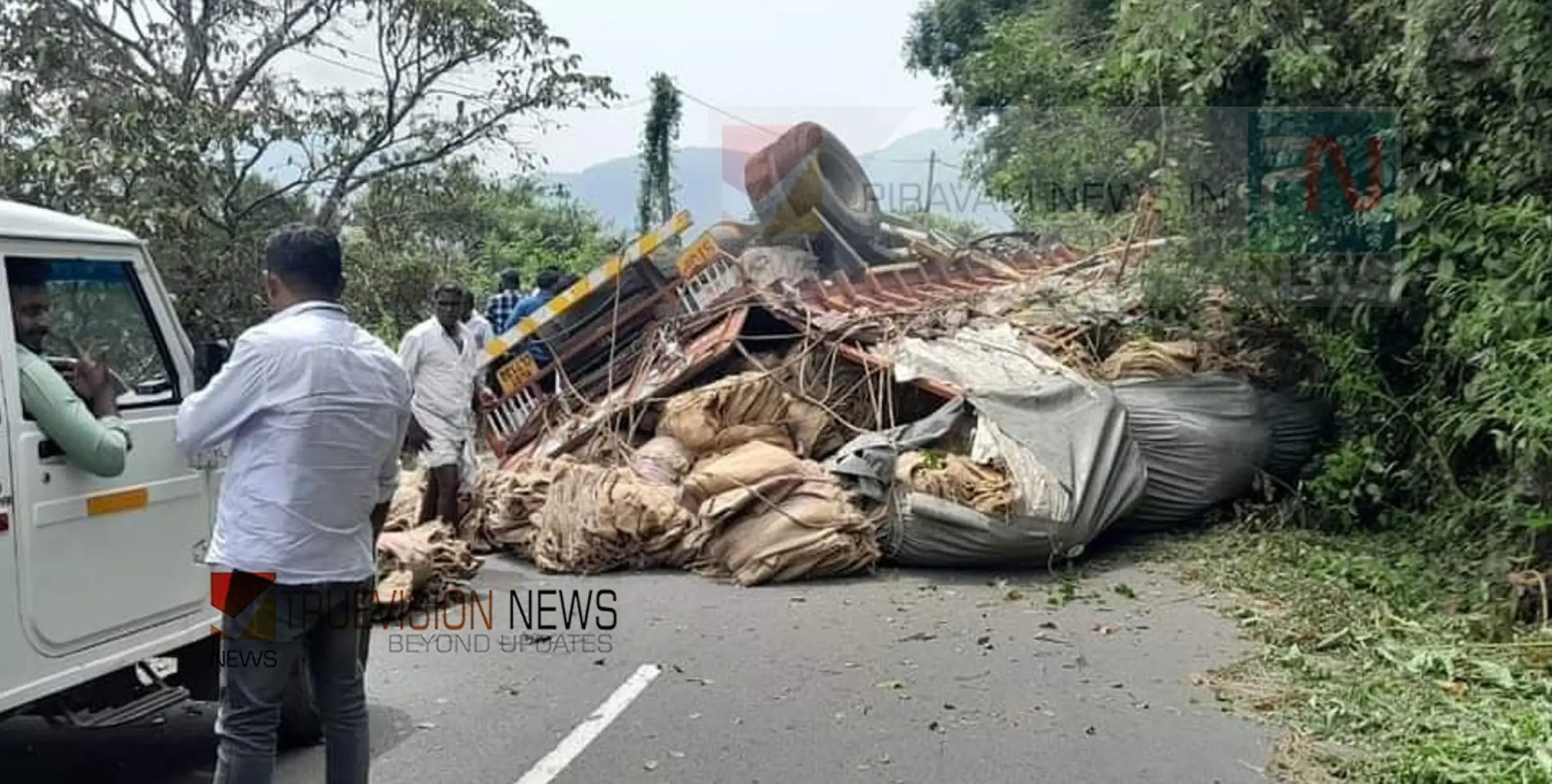 #accident |  ചണചാക്കുമായി വന്ന ലോറി  വളവിൽ നിന്നും 300 അടി താഴ്ച്ചയിലേക്ക് മറിഞ്ഞ് അപകടം; ഒരാൾക്ക് ഗുരുതര പരിക്ക് 