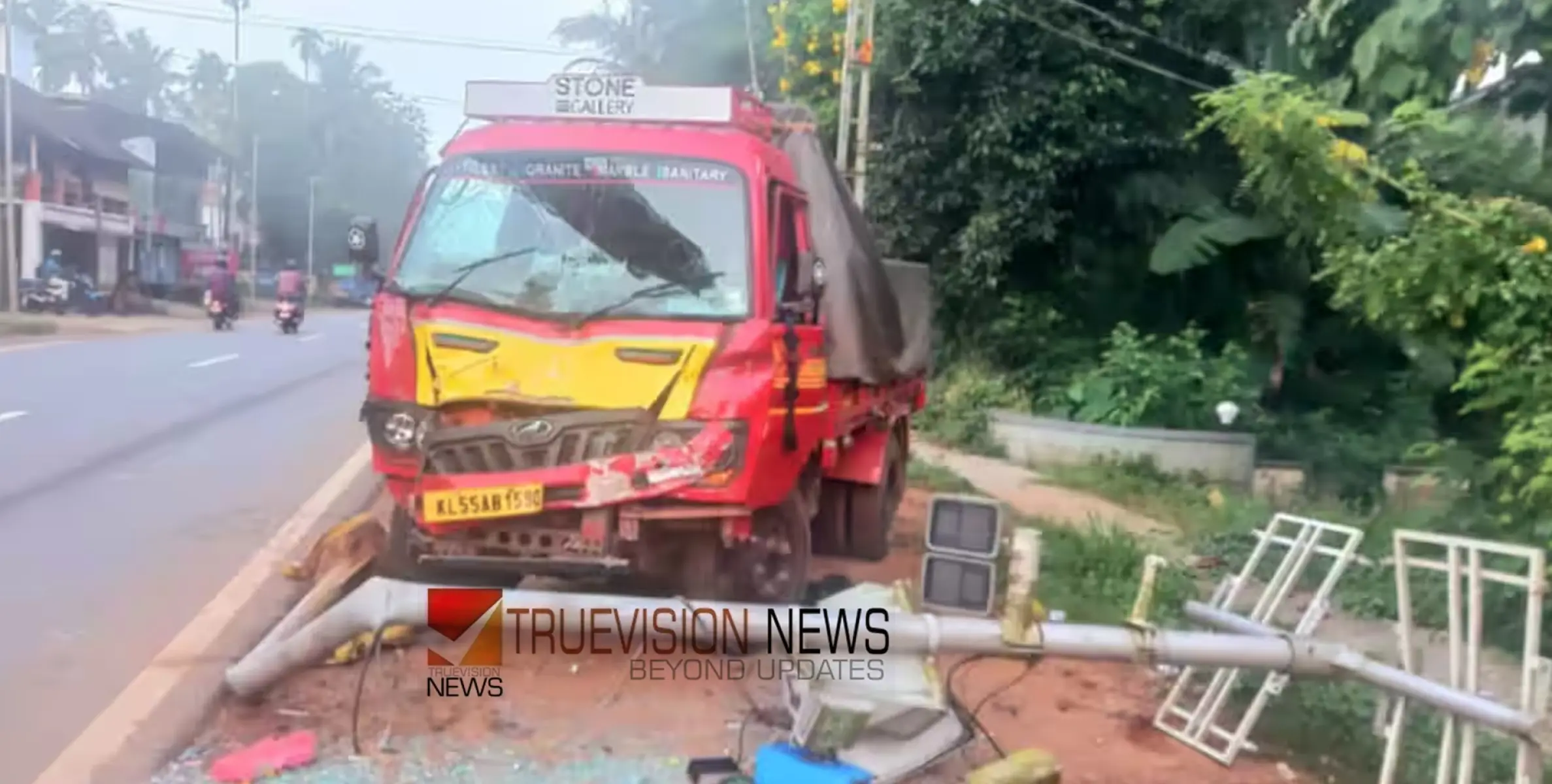 #Accident | അപകടങ്ങള്‍ തുടര്‍ക്കഥ; കോഴിക്കോട് നിയന്ത്രണം വിട്ടെത്തിയ മിനിലോറി എഐ കാമറ തൂൺ ഇടിച്ച് തകർത്തു