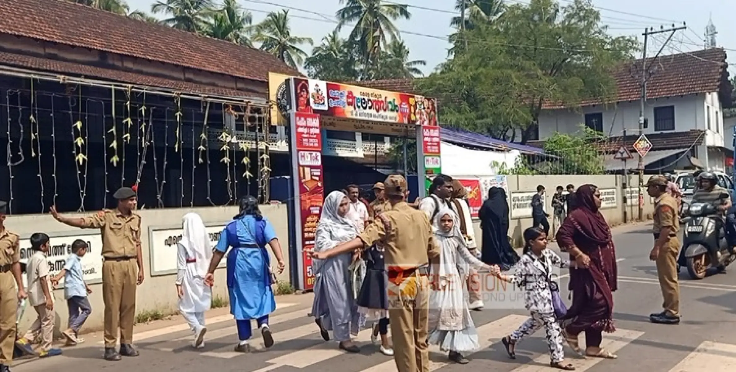 ചൊക്ലി ഉപജില്ലാ  സ്കൂൾ കലോത്സവ നഗരിയിൽ ശ്രദ്ധേയ  പ്രവർത്തനവുമായി രാമവിലാസം എൻ.സി.സി.യൂണിറ്റ്