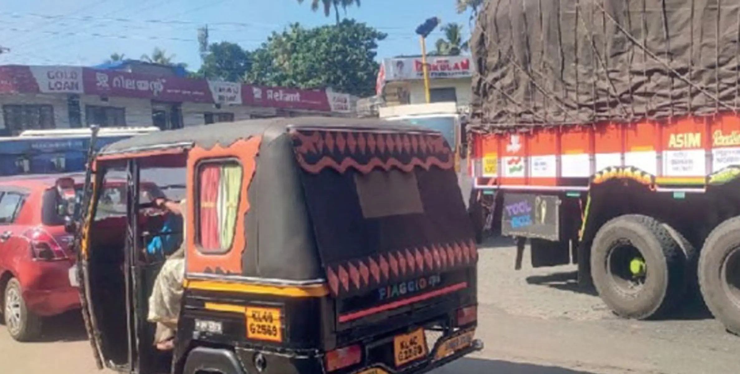 #traffic | ഗതാഗതക്കുരുക്കിൽ വീർപ്പുമുട്ടി പെരുമ്പാവൂർ പട്ടണവും പരിസരവും