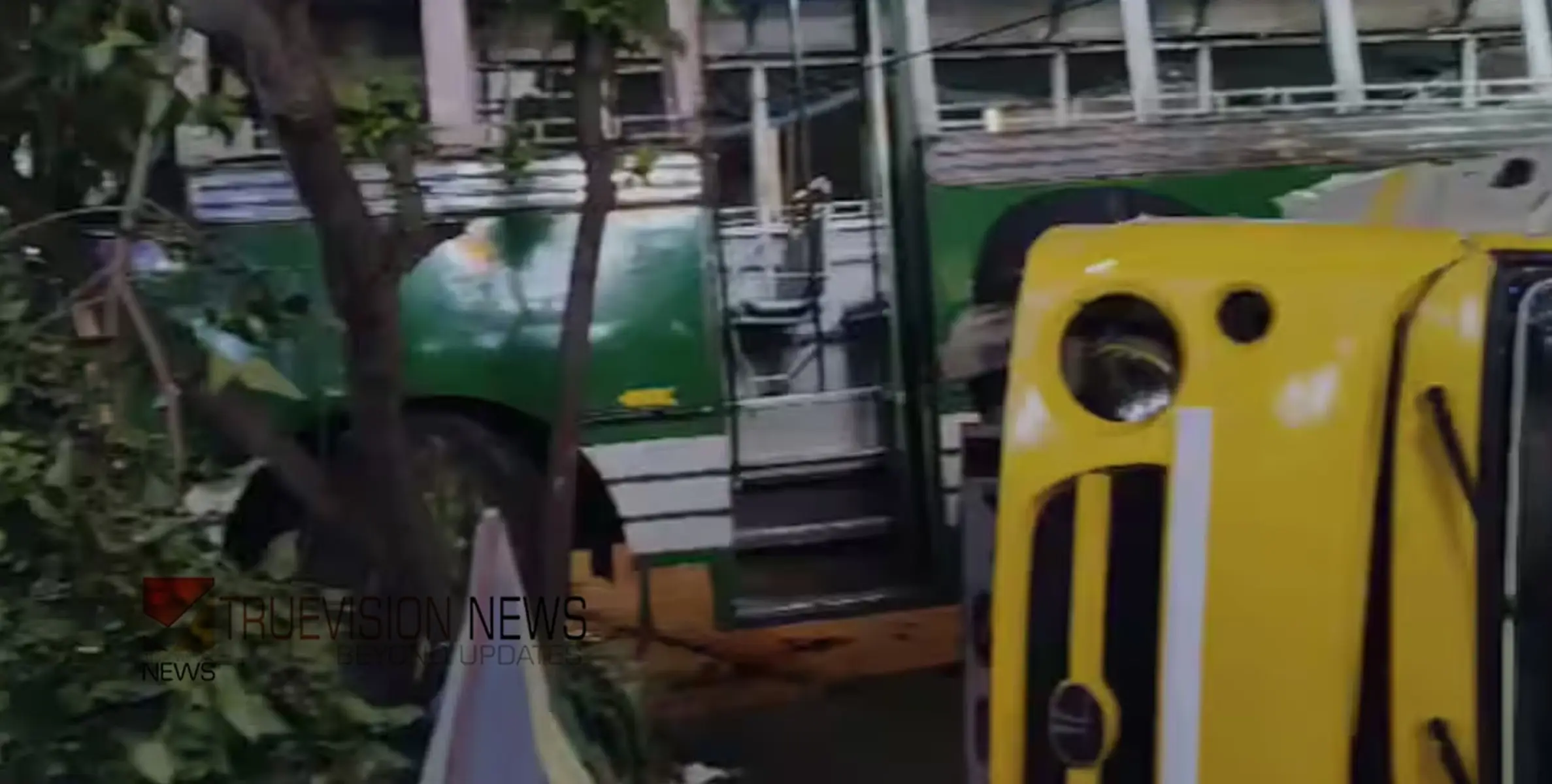 #accident |  ബൈക്കിന് സൈഡ് കൊടുക്കാൻ ബസ് വെട്ടിച്ചു, പിന്നാലെ ഡ്രൈവര്‍ താഴെ വീണു, ബസ് നിയന്ത്രണം വിട്ട് അപകടം; രണ്ടുപേർക്ക് പരിക്ക് 