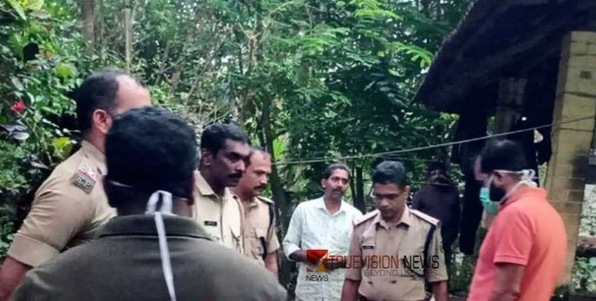 #attack | കോഴിക്കോട് വടകരയിലെ വീടുകയറിയുള്ള മുഖം മൂടി ആക്രമണം; പ്രതികളെ തെളിവെടുപ്പിനെത്തിച്ചു, ആയുധങ്ങൾ കണ്ടെടുത്തു 