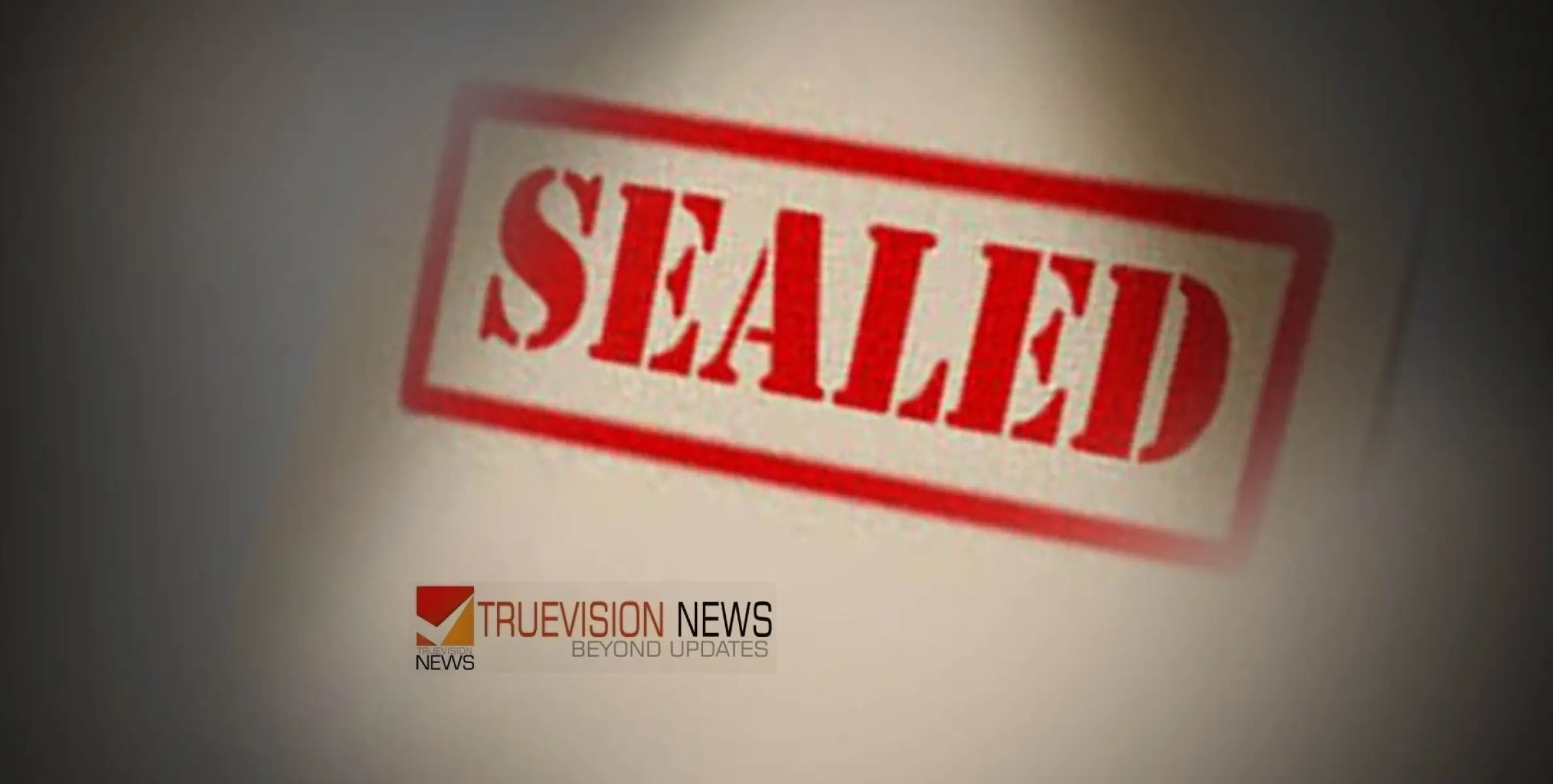 #sealed  | രുചിച്ചു നോക്കി ഐസ് പാക്കിങ്ങ്‌; ദൃശ്യം പുറത്തായതിന് പിന്നാലെ കട പൂട്ടി സീൽ ചെയ്ത് പൊലീസ്