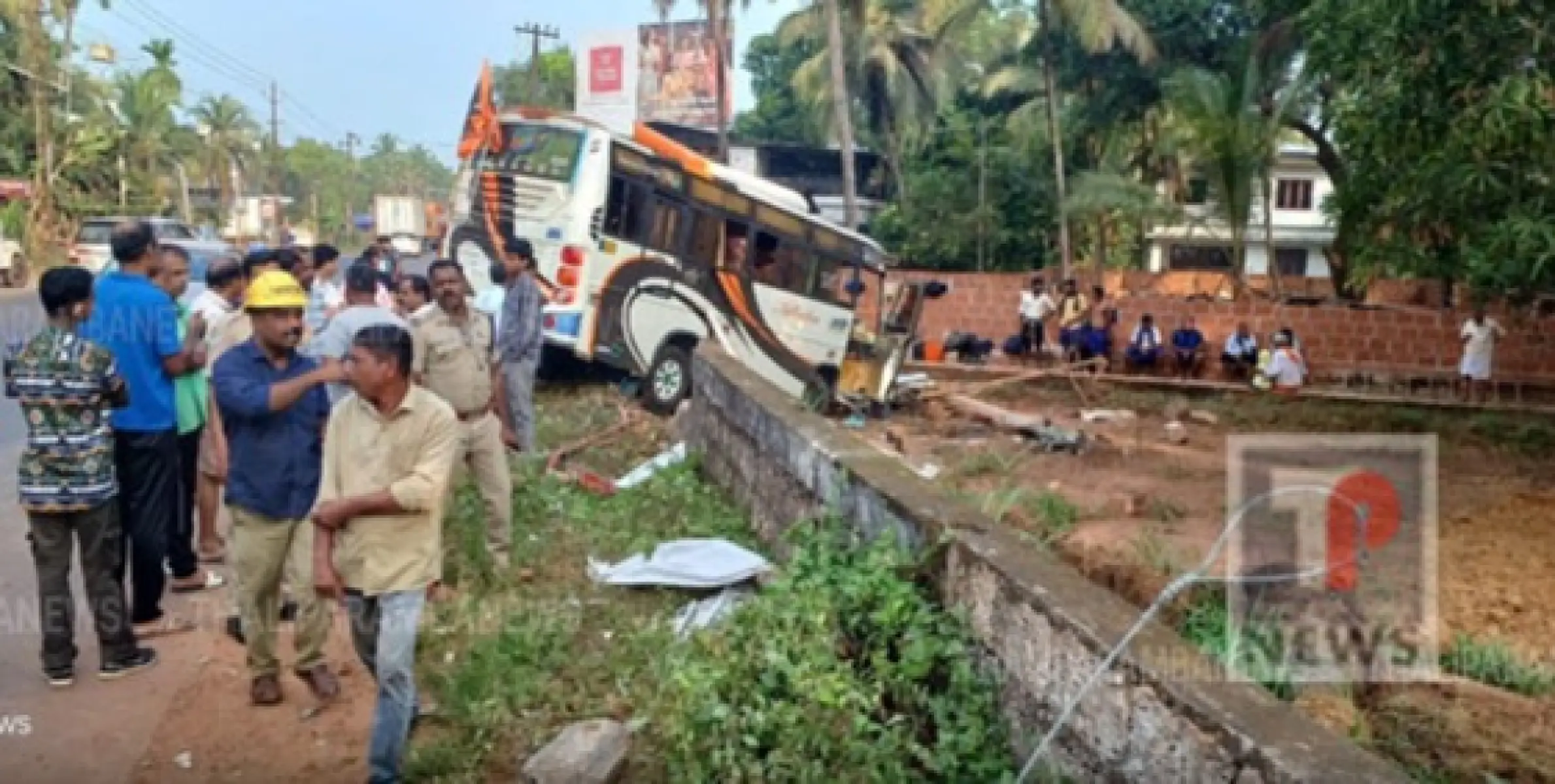 ചെറുതാഴത്ത് ശബരിമല തീർത്ഥാടകർ സഞ്ചരിച്ച വാഹനം മറിഞ്ഞ് നിരവധി പേർക്ക് പരിക്ക്