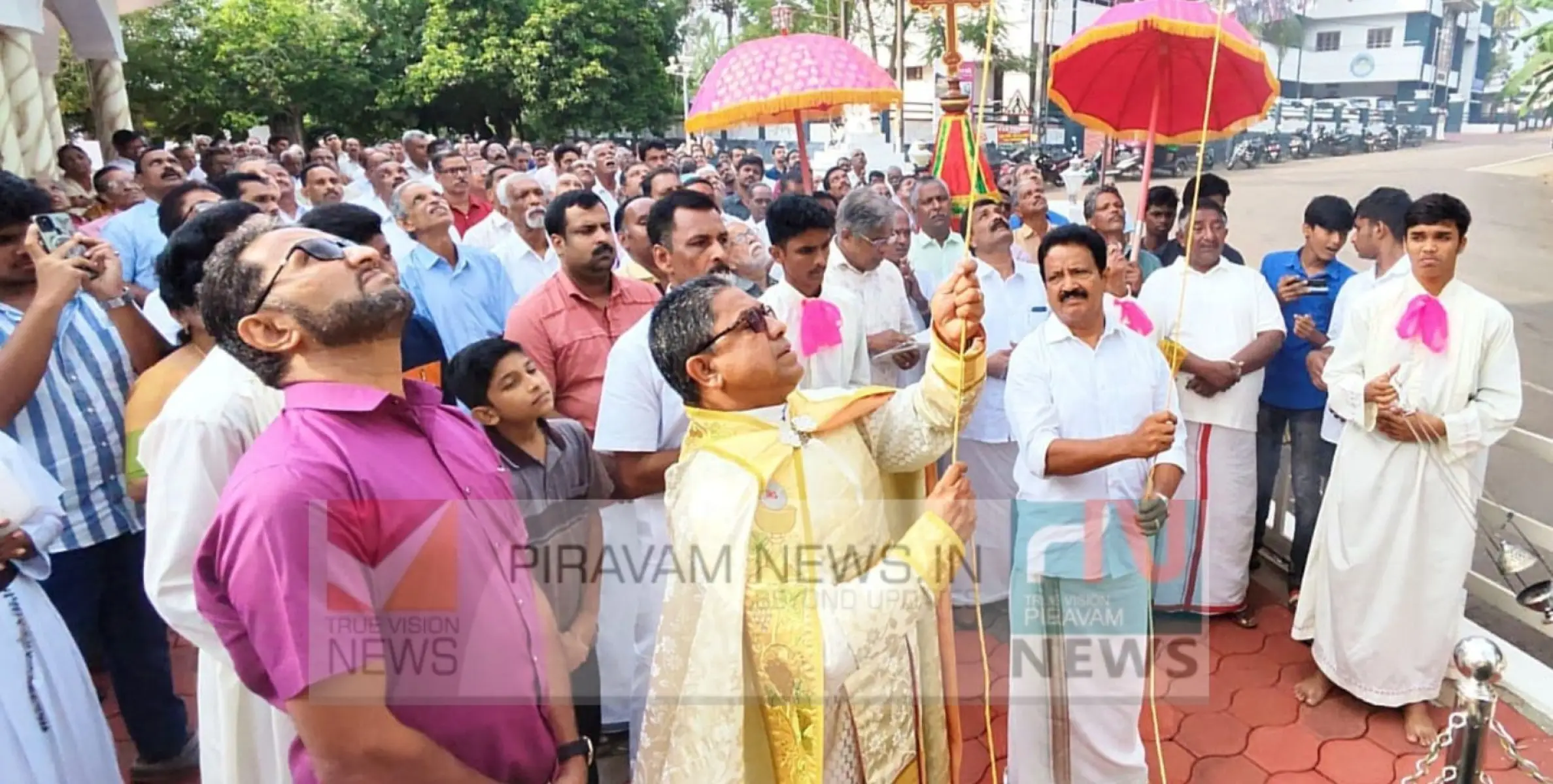 ഇരവിമംഗലം കക്കത്തുമല സെൻമേരിസ് ക്നാനായ കത്തോലിക്ക ദേവാലയത്തിൽ പരിശുദ്ധ ദൈവമാതാവിനെ അമലോദ്ഭവ തിരുനാളിന് കൊടി കയറി.