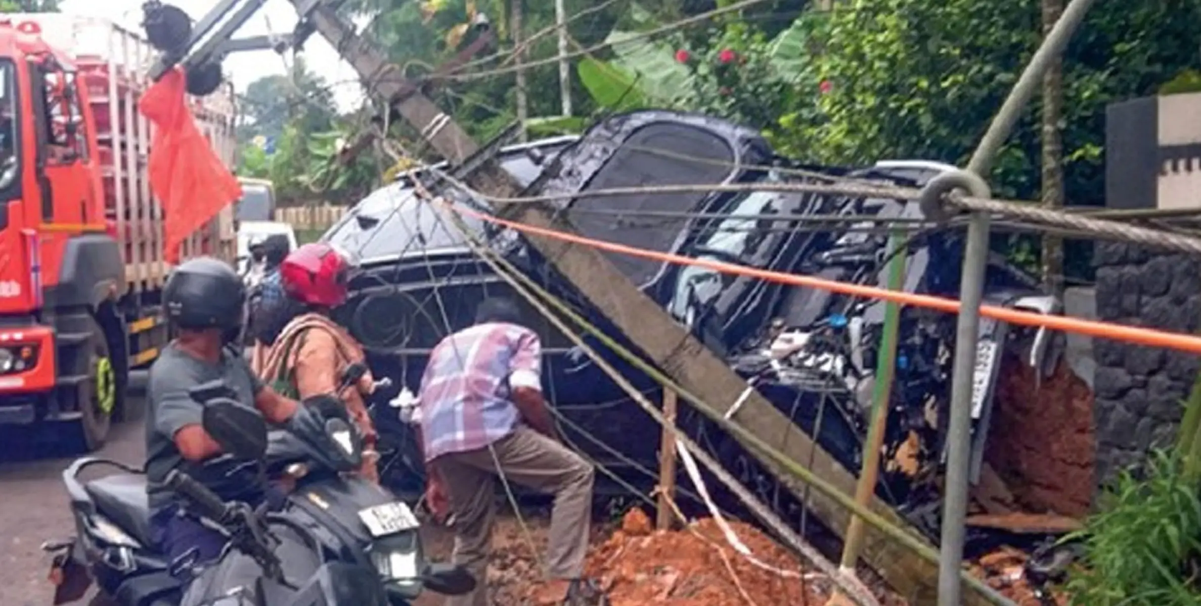 #accident | നിയന്ത്രണംവിട്ട കാർ മതിലിലും വൈദ്യുതിത്തൂണിലും ഇടിച്ചുതകർന്നു