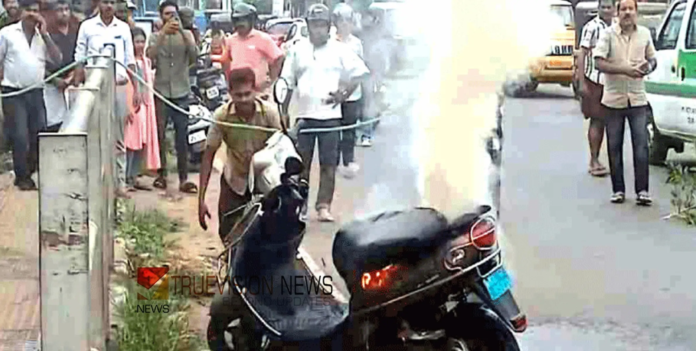 #scooterfire | ഓ​ടി​ക്കൊ​ണ്ടി​രു​ന്ന ഇ​ല​ക്ട്രി​ക് സ്‌​കൂ​ട്ട​റി​ൽ നി​ന്ന് തീ​പ​ട​ർ​ന്നു; യുവതിയും കുട്ടിയും രക്ഷപ്പെട്ടത് അ​ത്ഭു​തക​ര​മാ​യി