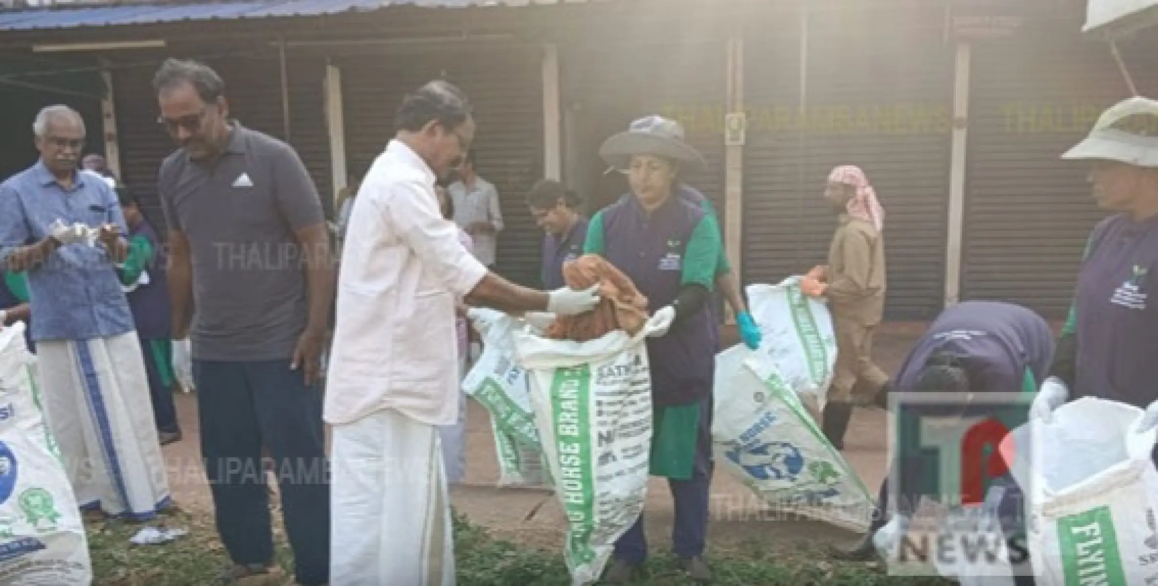 പറശ്ശിനി മടപ്പുര ഉത്സവത്തോടനുബന്ധിച്ച് മടപ്പുര പരിസരം ജനകീയ ശുചീകരണം നടത്തി