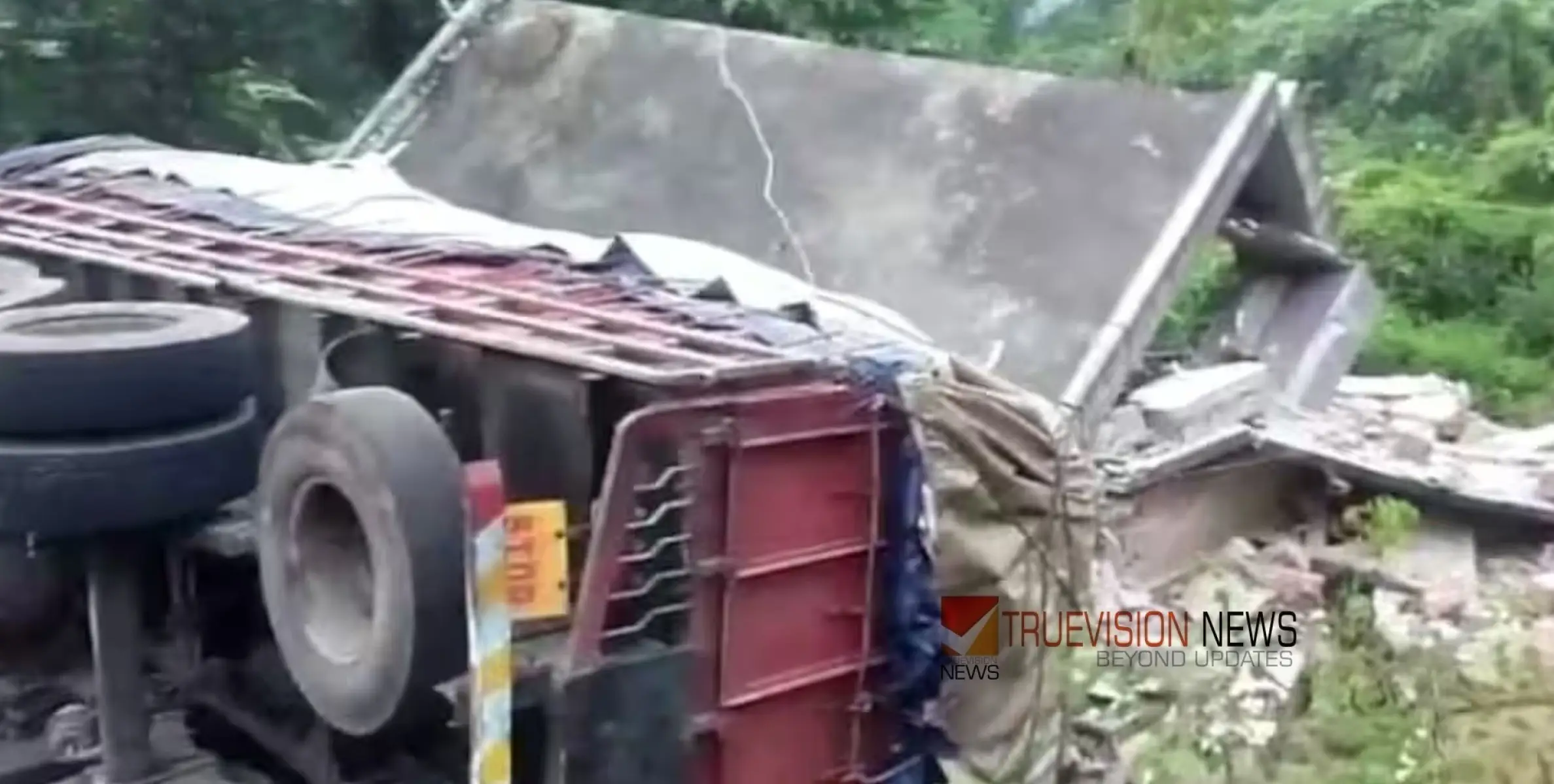 #accident | നിയന്ത്രണം വിട്ട ലോറി വീടിന് മുകളിലേക്ക്  മറിഞ്ഞ് അപകടം; നാല് പേർക്ക് പരിക്ക് 