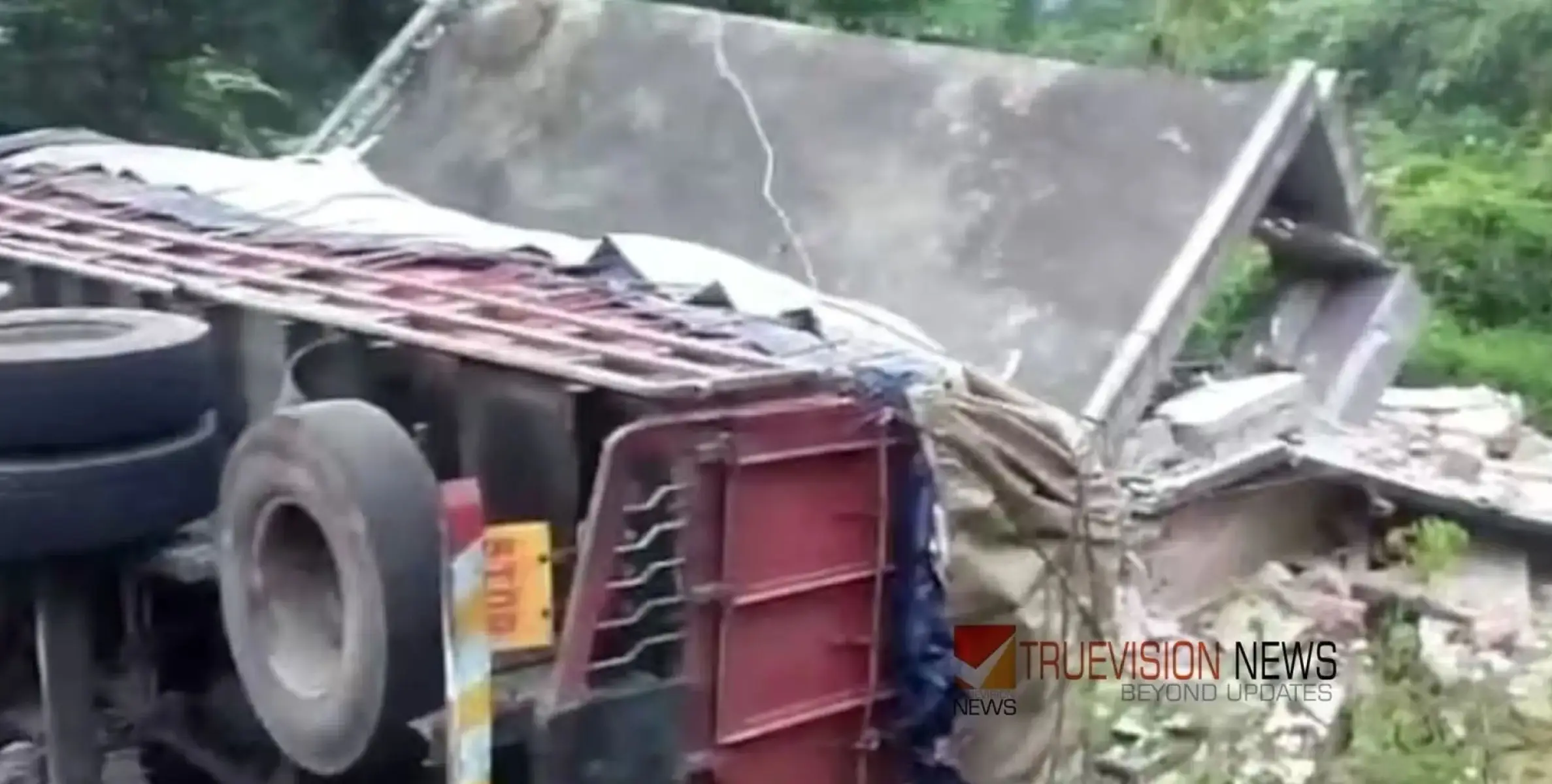 #accident | വീടിന് മുകളിലേക്ക് ലോറി മറിഞ്ഞ് അപകടം ; നാല് പേർക്ക് പരിക്ക്