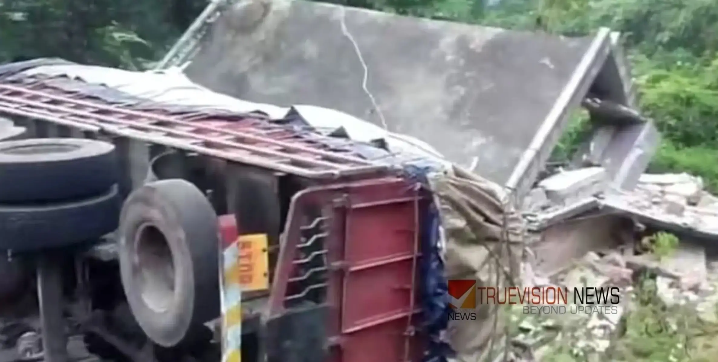 #accident | പന്തളത്ത് ലോറി വീടിന് മുകളിലേക്ക് മറിഞ്ഞ് അപകടം: പരിക്കേറ്റ രണ്ട് കുട്ടികളുടെ നില ഗുരുതരം 