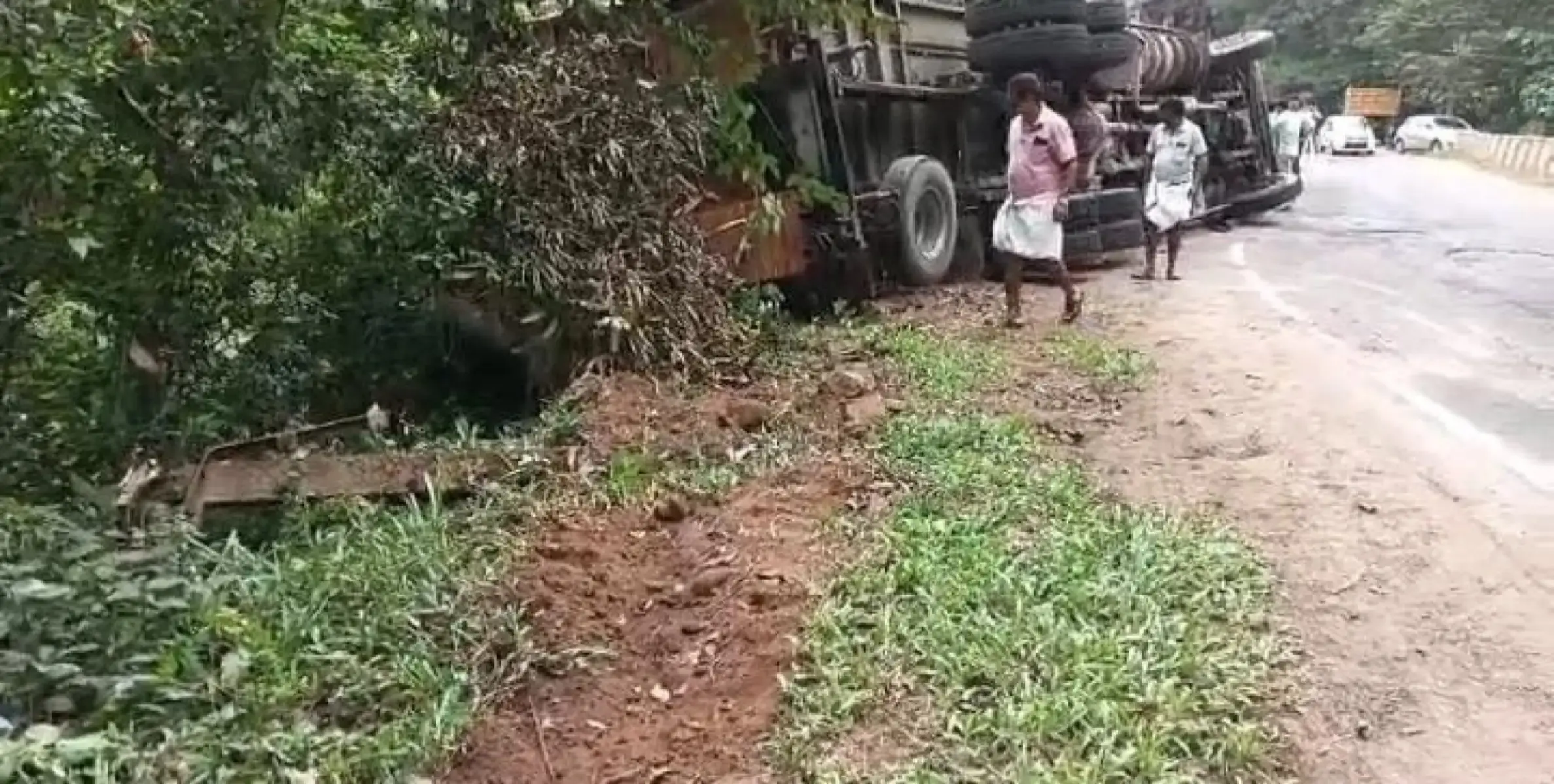 മാക്കൂട്ടം ചുരത്തിൽ ലോറി മറിഞ്ഞുണ്ടായ അപകടത്തിൽ ഒരാൾ മരിച്ചു: അഞ്ചു പേർക്ക് പരിക്ക്