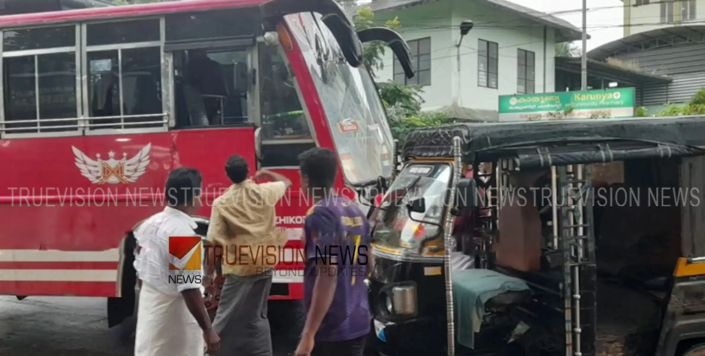 കൊയിലാണ്ടിയില്‍ സ്വകാര്യ ബസ് ഓട്ടോയില്‍ ഇടിച്ച് അപകടം