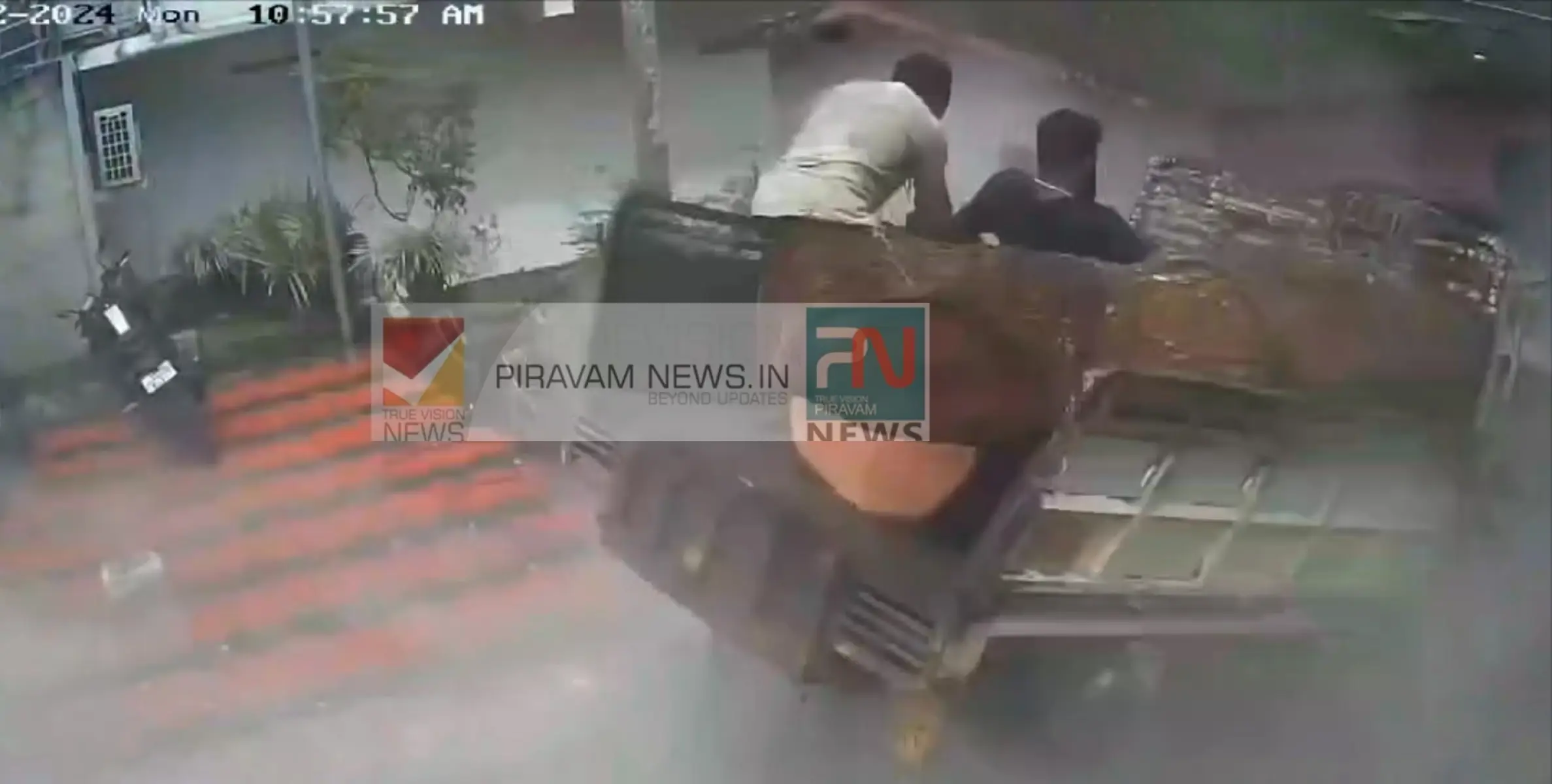 #Accident| തടി കയറ്റിക്കൊണ്ടിരുന്ന പിക്കപ്പ് വാഹനം നിയന്ത്രണം വിട്ട് വീടിന്‍റെ മതിൽ തകർത്ത് പാ‍ഞ്ഞുകയറി.