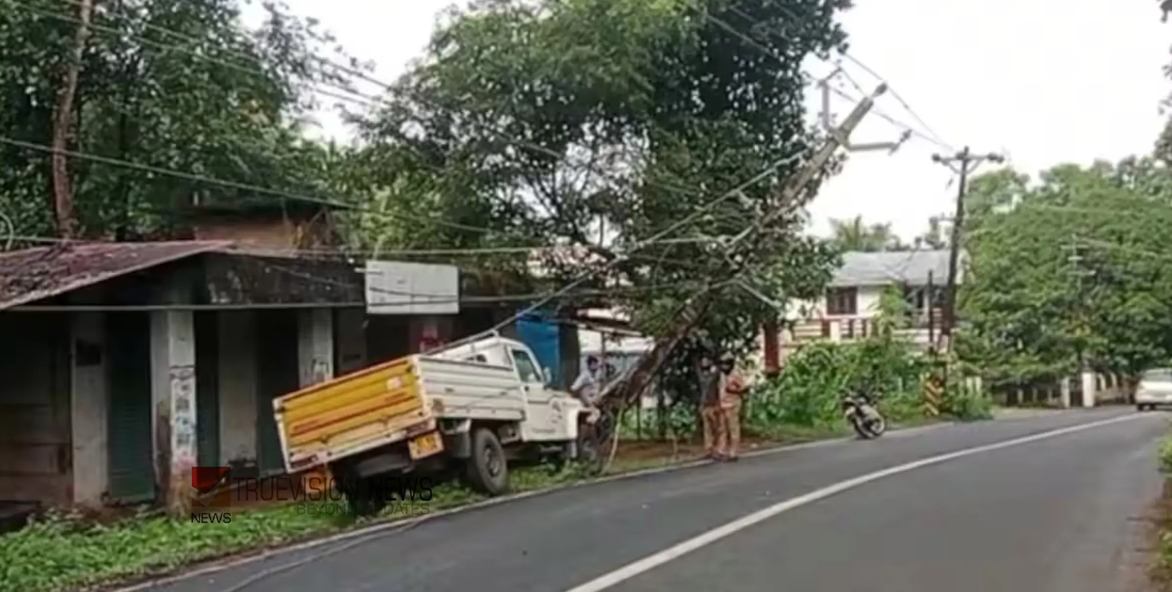 #accident | നിയന്ത്രണം വിട്ട പിക്കപ്പ് വാൻ വൈദ്യുതി പോസ്റ്റിലേക്ക് ഇടിച്ചുകയറി, അപകടമൊഴിവായത് തലനാരിഴയ്ക്ക്