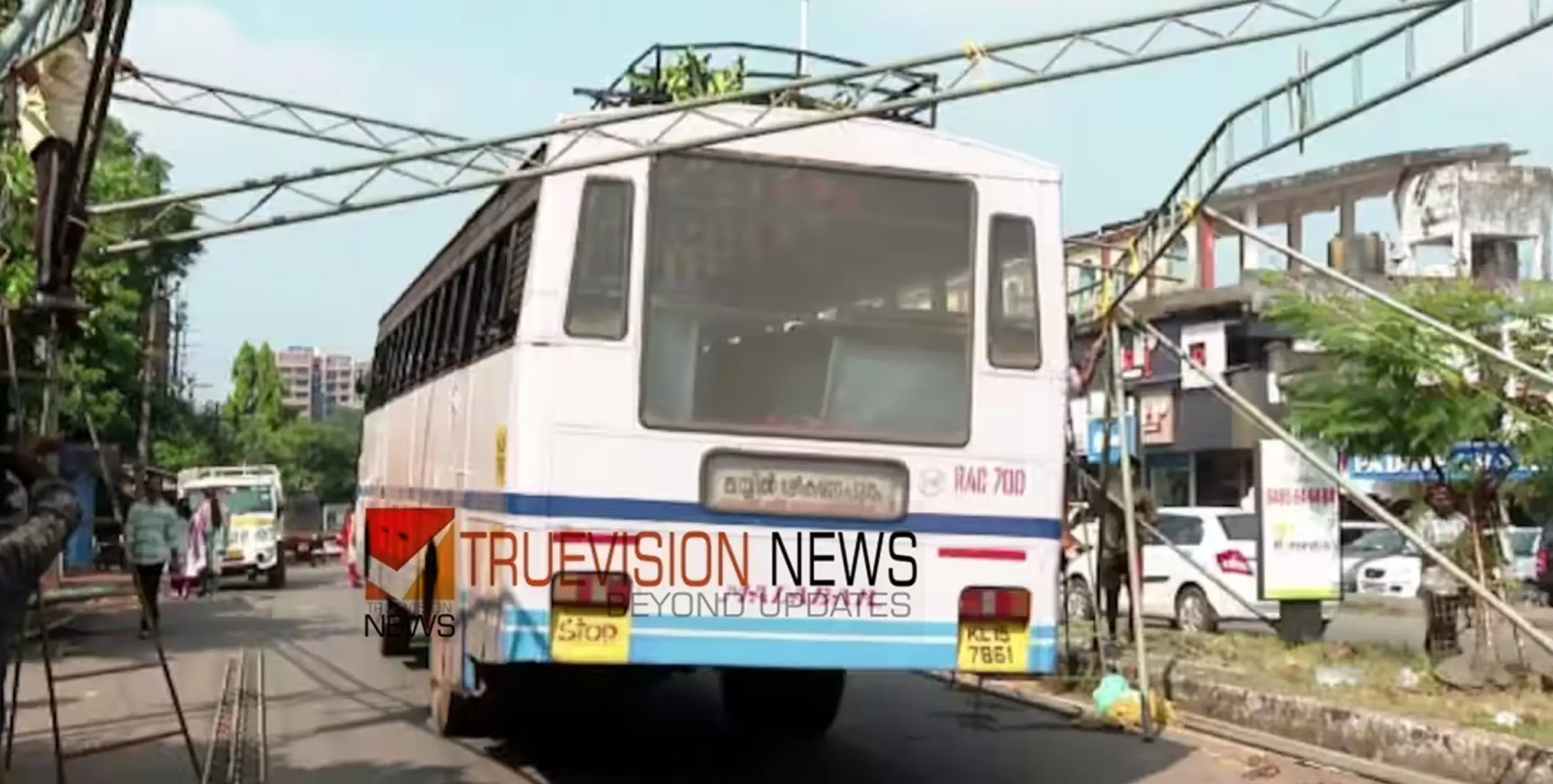 #ksrtc | കണ്ണൂരിൽ  സിപിഎം കെട്ടിയ സമര പന്തലിൽ കെഎസ്ആര്‍ടിസി ബസ് കുടുങ്ങി