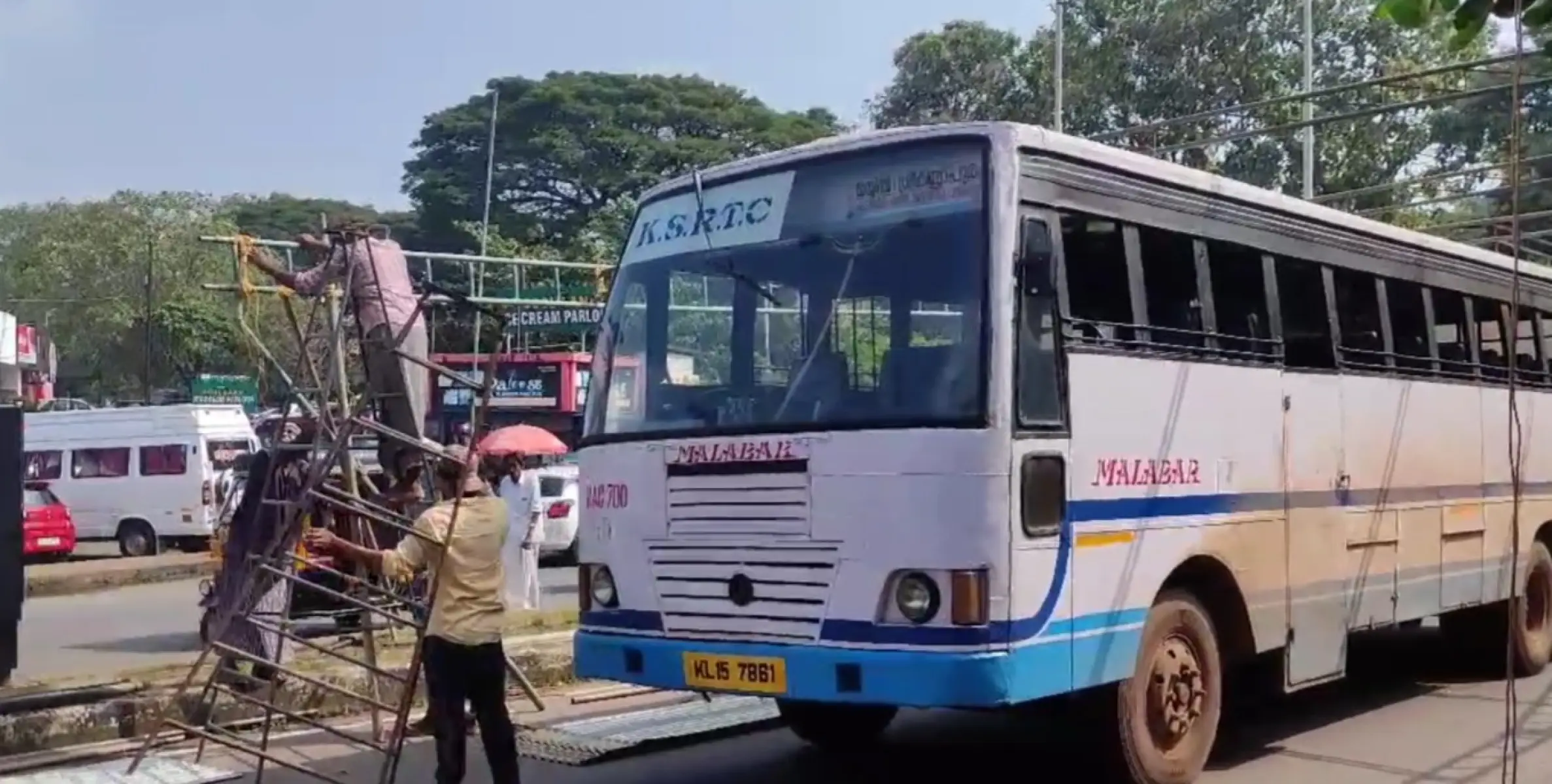 കണ്ണൂരിൽ എൽഡിഎഫ് സമരപ്പന്തലിൽ  കെഎസ്ആർടിസി ബസ് കുടുങ്ങി   