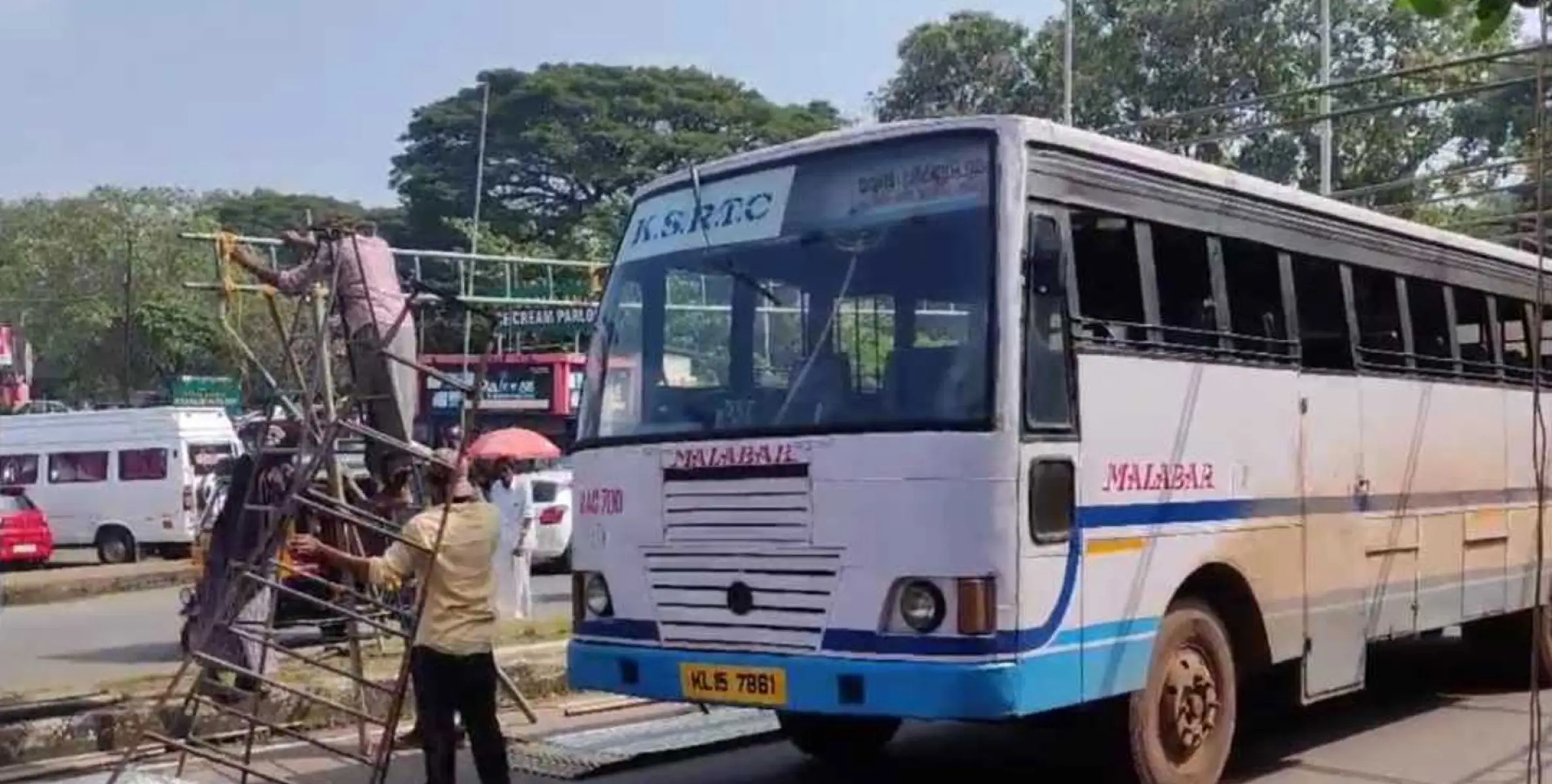 കണ്ണൂരിൽ എൽഡിഎഫ് സമരപ്പന്തലിൽ കെഎസ്ആർടിസി ബസ് കുടുങ്ങി