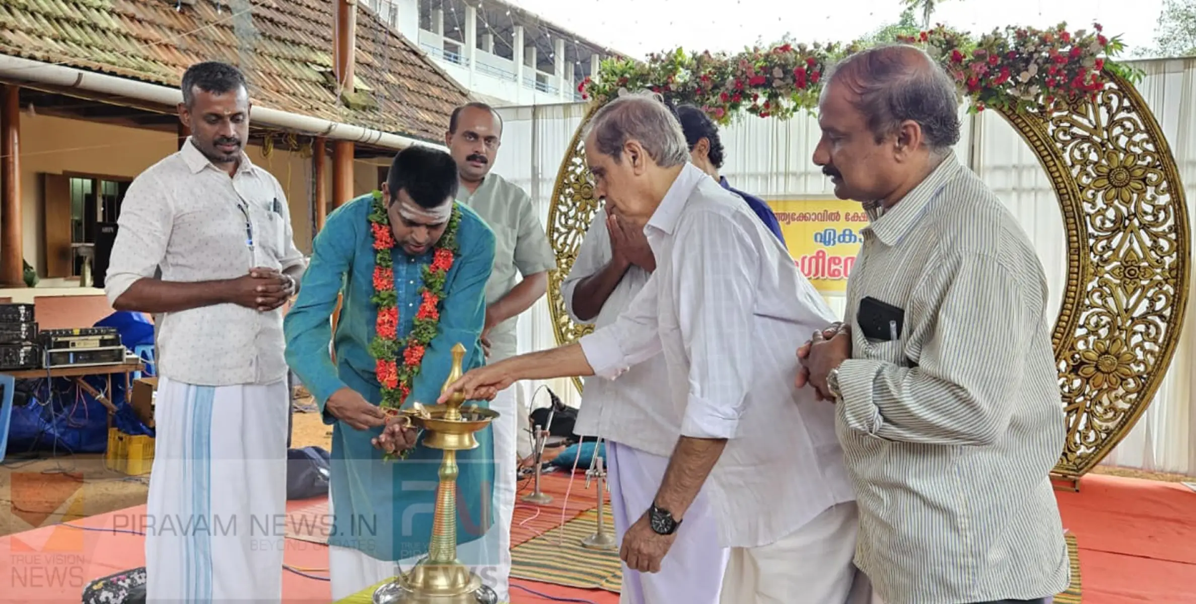 ദക്ഷിണ ഗുരുവായൂർ എന്നറിയപ്പെടുന്ന കുറിച്ചിത്താനം പൂതൃക്കോവിൽ ക്ഷേത്രത്തിലെ ഏകദശി സംഗീതോത്സവത്തിന് തുടക്കം കുറിച്ചു.