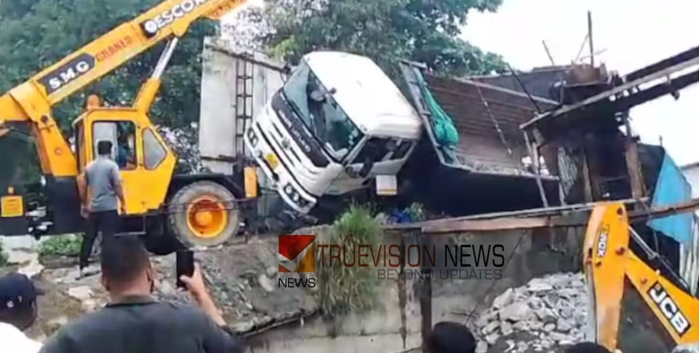 #accident |  ലോഡ് കയറ്റുന്നതിനിടെ ടോറസ് ലോറി ചരിഞ്ഞു; ഡ്രൈവർക്ക് ദാരുണാന്ത്യം