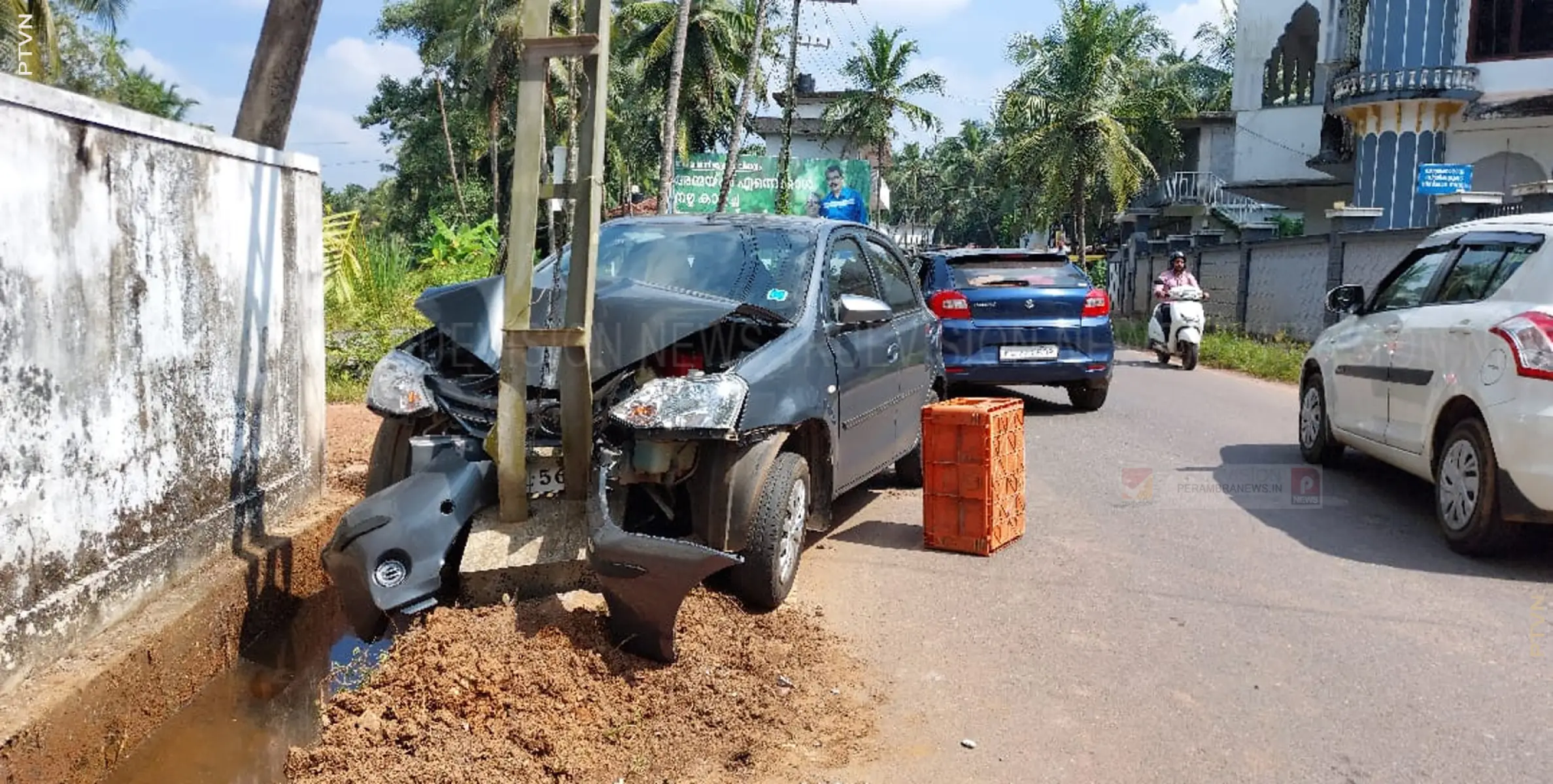 കാര്‍ ഇലക്ട്രിക് പോസ്റ്റില്‍ ഇടിച്ച് അപകടം: ദമ്പതികള്‍ അത്ഭുതകരമായി രക്ഷപ്പെട്ടു