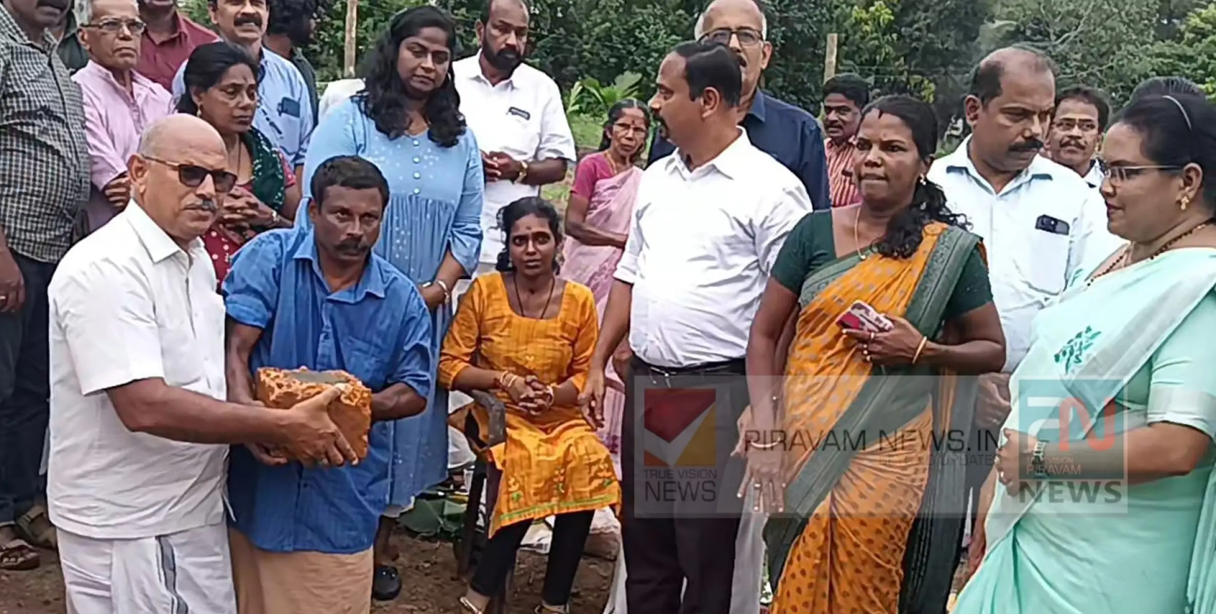 ഇരുകാലുകളും നഷ്ട്ടപ്പെട്ട് വാടക വീട്ടിൽ അന്തിയുറങ്ങുന്ന നിർദ്ധന യുവതിക്കും കുടുംബത്തിനും റോട്ടറി ക്ലബ്ബിൻ്റെ കൈത്താങ്ങ്.