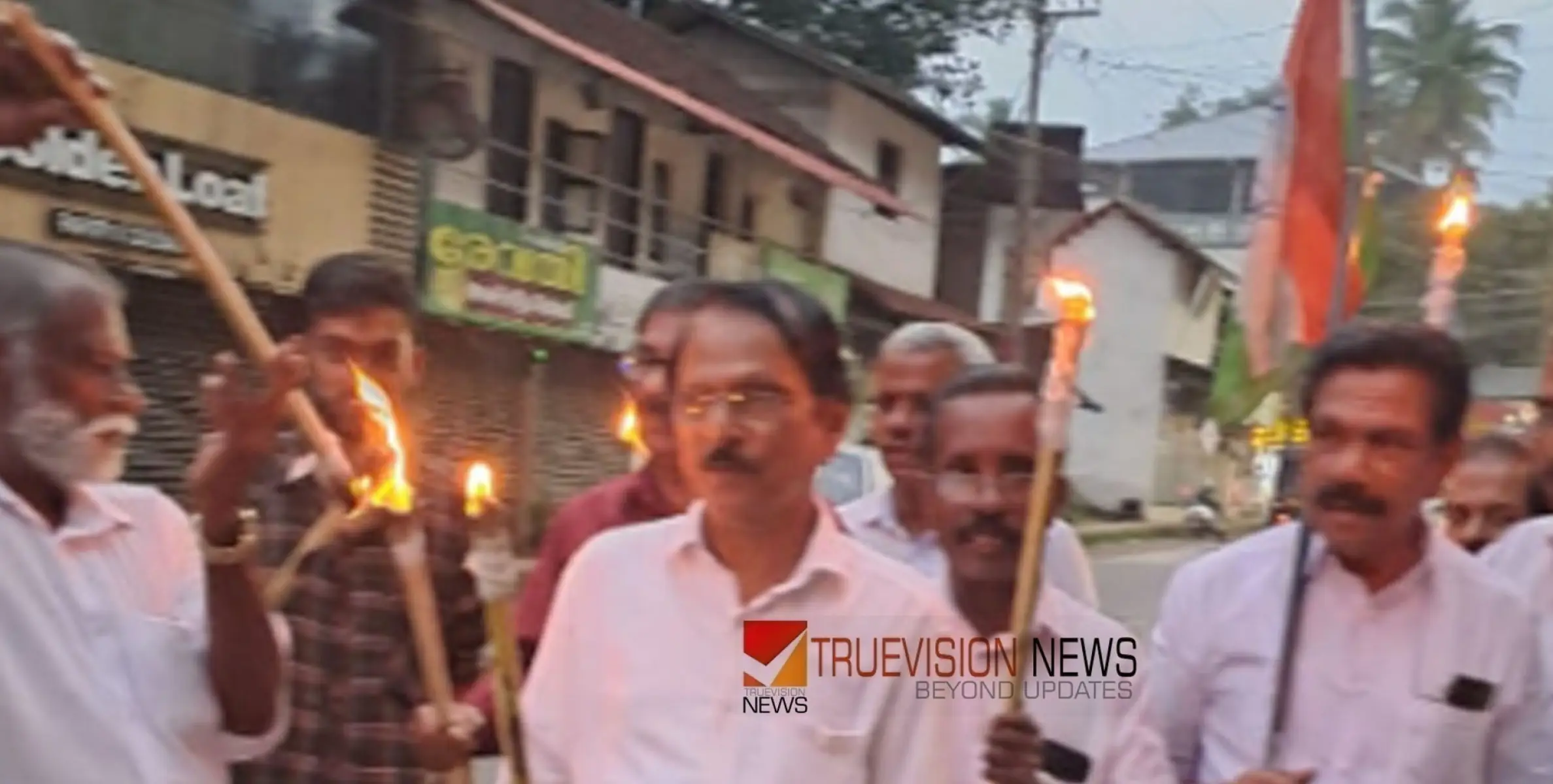 #Congress | പന്തം കൊളുത്തി പ്രകടനം;  വൈദ്യുതി വില വർധനവിനെതിരെ എടച്ചേരിയിൽ കോൺഗ്രസ് പ്രതിഷേധം 