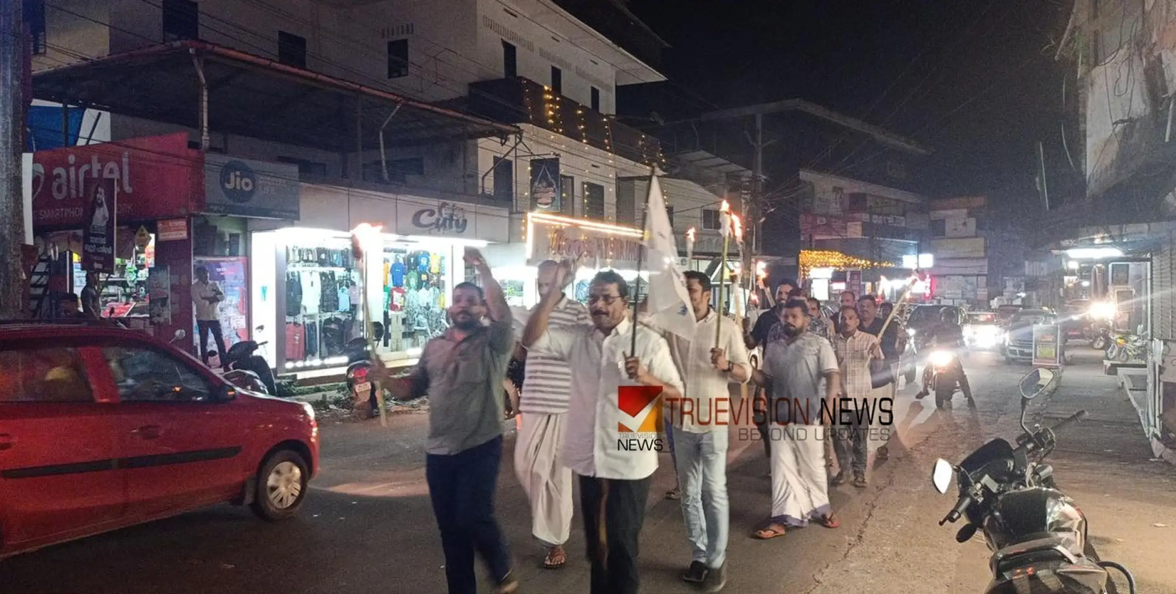 #protest | പന്തം കൊളുത്തി പ്രകടനം; വൈദ്യുതി ചാർജ്ജ്‌ വർദ്ദനവിനെതിരെ വ്യാപാരികളുടെ പ്രതിഷേധം 