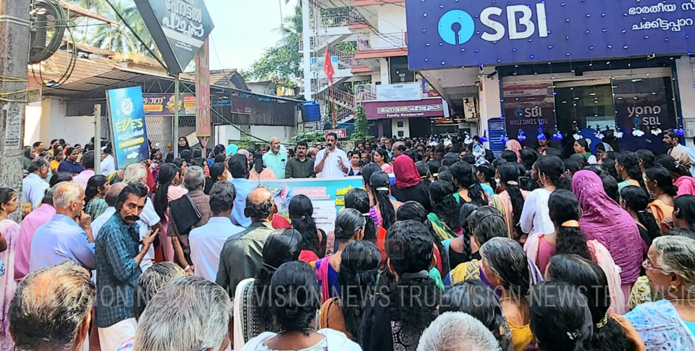 ചക്കിട്ടപാറ പോസ്റ്റ് ഓഫീസിലോക്ക്   മാര്‍ച്ചും ധര്‍ണ്ണയും സംഘടിപ്പിച്ചു