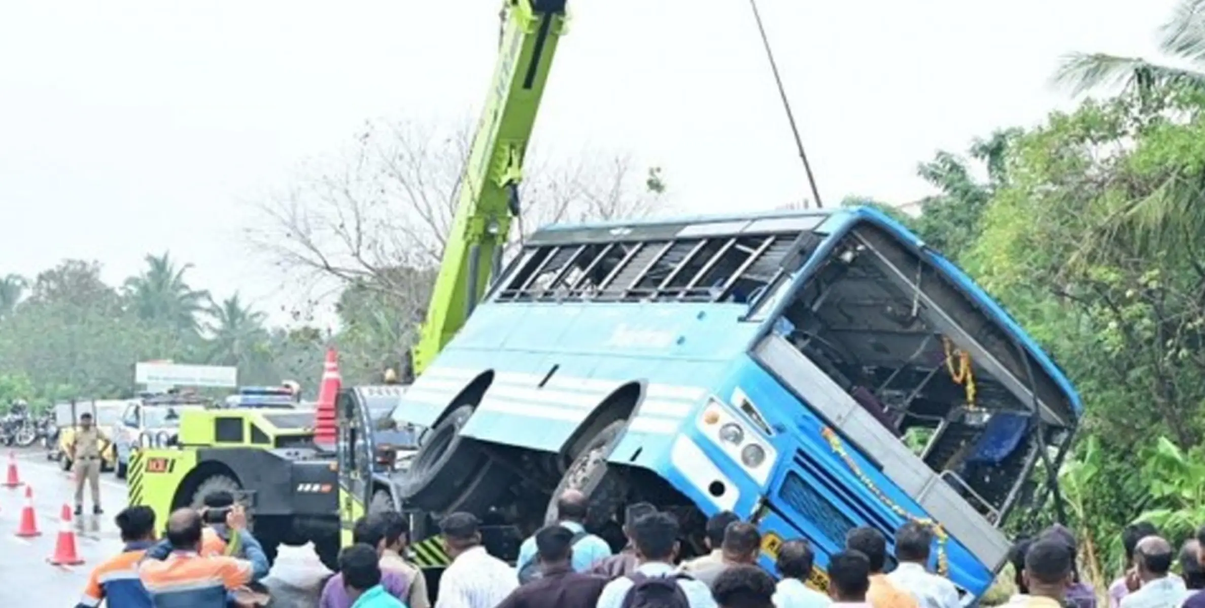 #Accident | സ്വകാര്യബസ് മറിഞ്ഞ് അപകടം; കുട്ടികൾ ഉൾപ്പടെ 20 ഓളം പേർക്ക് പരിക്ക്.