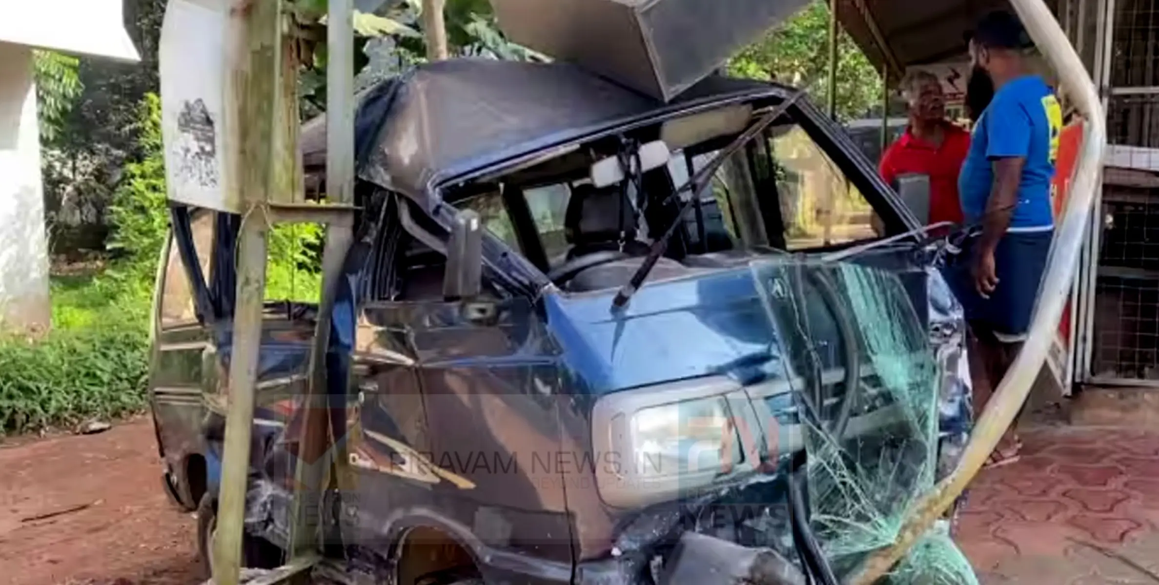 #Accident | ഒമ്നി വാൻ വൈദ്യുതി പോസ്റ്റുകളിൽ ഇടിച്ച് അപകടം.