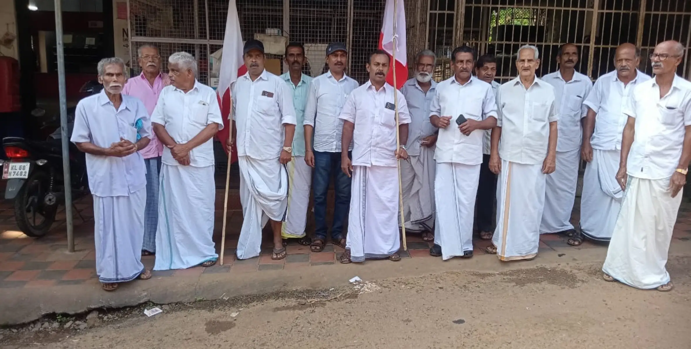 അശാസ്ത്രീയമായ പ്രാദേശിക പാൽ വിൽപ്പനയിൽ പ്രതിക്ഷേധിച്ച് കോൺഗ്രസ് എം ക്ഷീരോൽപ്പാതക സഹകരണ സംഘം ഓഫീസ് ഉപരോധിച്ചു