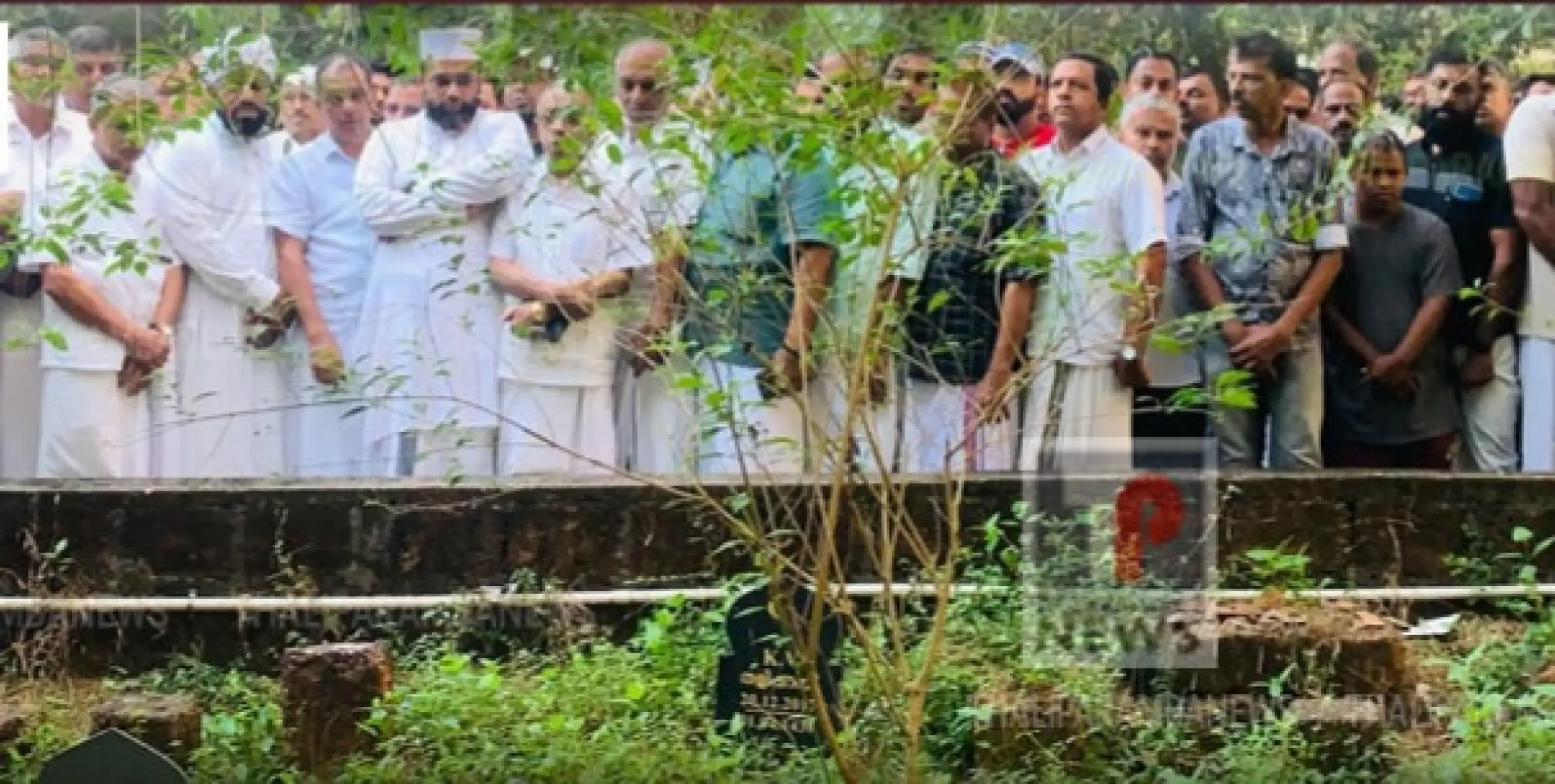 കെ.വി മുഹമ്മദ്‌ കുഞ്ഞി മാസ്റ്ററുടെ ഏഴാം ഓർമ്മ ദിനത്തിൽ മുസ്‌ലിം ലീഗ് പ്രവർത്തകർ അദ്ദേഹത്തിന്റെ ഖബറിടത്തിൽ പ്രാർത്ഥന നടത്തി