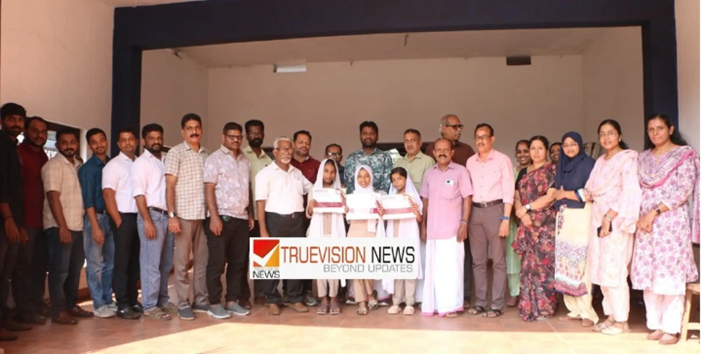 റോഡരികിൽ കുഴഞ്ഞു വീണ യുവതിക്ക് പ്രഥമ ശുശ്രൂഷ നൽകി രക്ഷിച്ച ചൊക്ലി വിപി  ഓറിയൻ്റൽ ഹൈസ്കൂൾ വിദ്യാർത്ഥിനികളെ  കുവൈത്ത് കേരള മുസ്ലിം അസോസിയേഷൻ അനുമോദിച്ചു