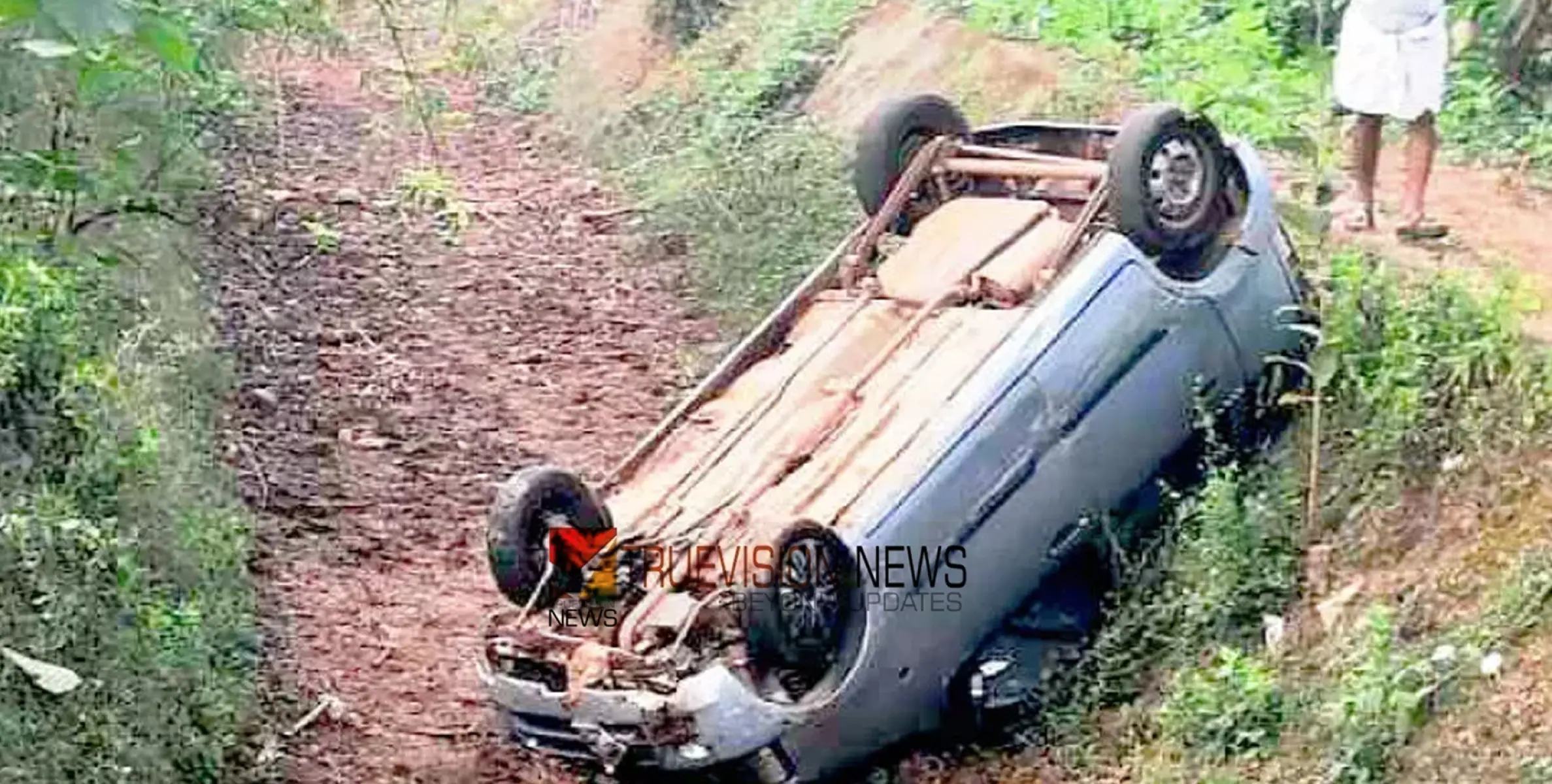 #accident | വടകരയിൽ കാർ  ക​നാ​ലി​ലേ​ക്ക് മറിഞ്ഞ് അപകടം, സ്ത്രീക്ക് പരിക്ക്