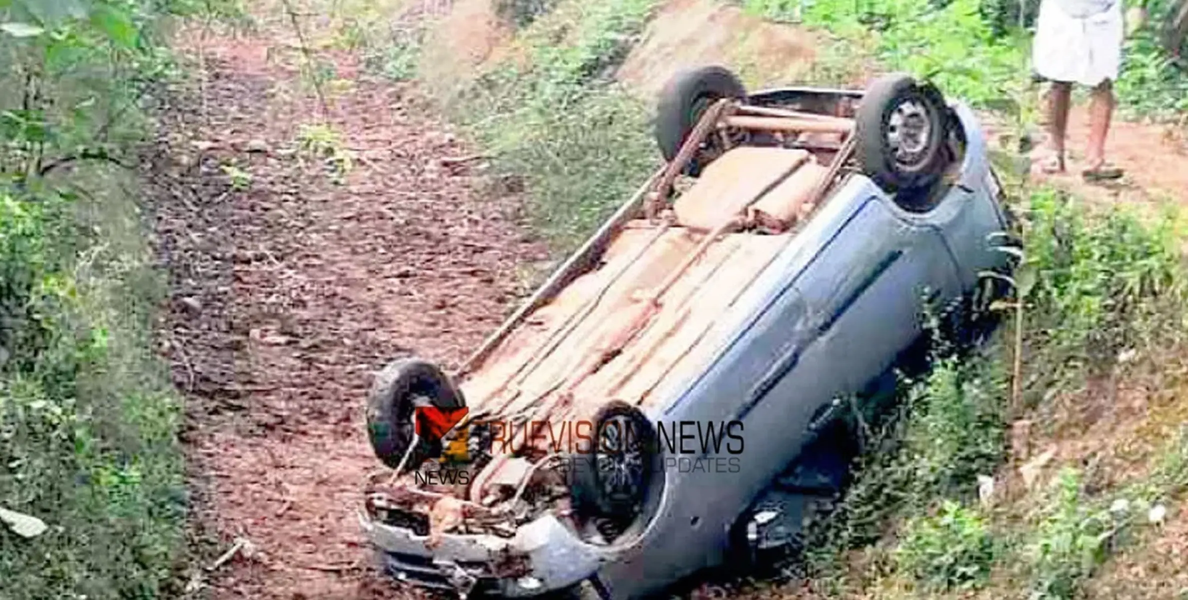 #Caraccident | കാർ അപകടം;  ആ​യ​ഞ്ചേ​രിയിൽ ക​നാ​ൽ പാ​ല​ത്തി​ന് സ​മീ​പം കാ​ർ ക​നാ​ലി​ലേ​ക്ക് മ​റി​ഞ്ഞു,ഒരാൾക്ക് പരിക്ക്