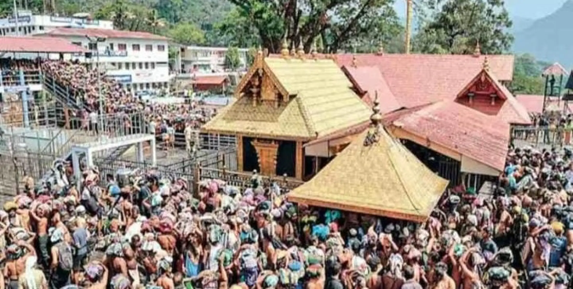 സന്നിധാനത്ത് വൻ ഭക്തജനത്തിരക്ക്; മണ്ഡല പൂജക്കും മകരവിളക്കിനും വെർച്വൽ ക്യൂ വെട്ടിക്കുറച്ചു, സ്പോട് ബുക്കിംഗ് ഒഴിവാക്കിയേക്കും