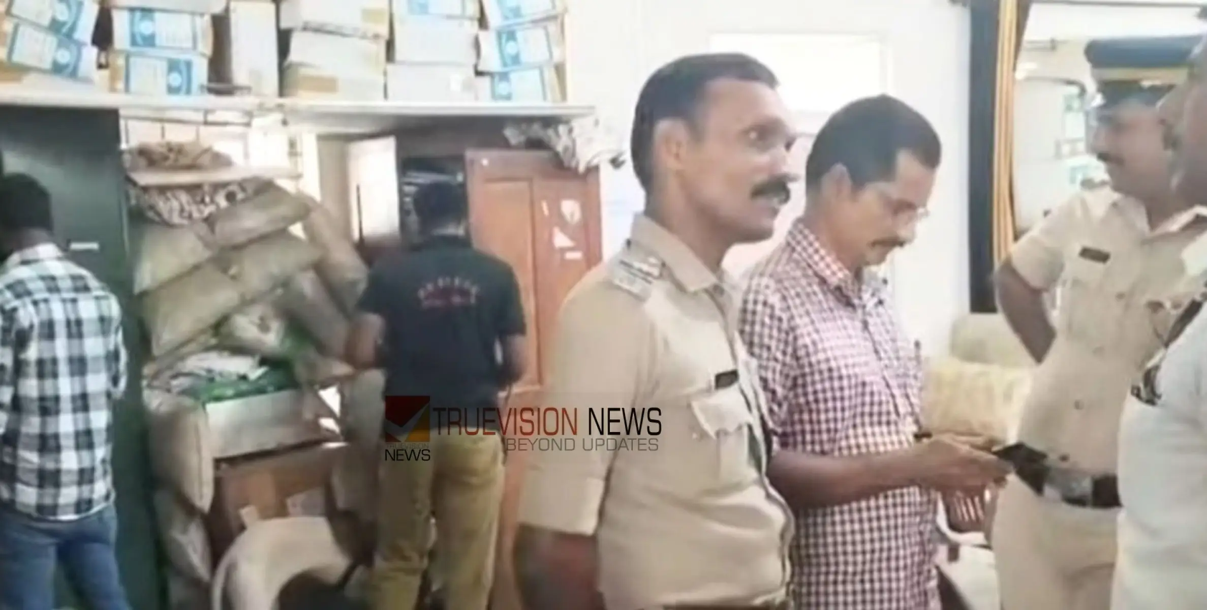 #bombthreat | പേരാമ്പ്ര ഗ്രാമപഞ്ചായത്ത് ഓഫീസ് രണ്ടാഴ്ചയ്ക്കുള്ളില്‍ ബോംബ് വെച്ച് തകര്‍ക്കുമെന്ന് ഭീഷണി; അജ്ഞാത സന്ദേശം ലഭിച്ചത് പോസ്റ്റ് കാര്‍ഡില്‍