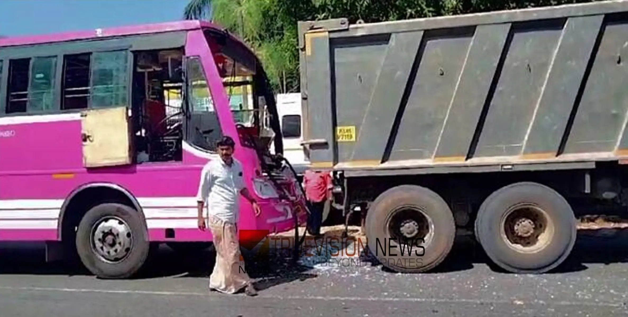 #accident | ആംബുലൻസിന് സൈഡ് കൊടുക്കുന്നതിനിടെ ടോറസ് ലോറിക്ക് പിന്നിൽ ബസ് ഇടിച്ചു; ഏഴ് പേർക്ക് പരിക്കേറ്റു