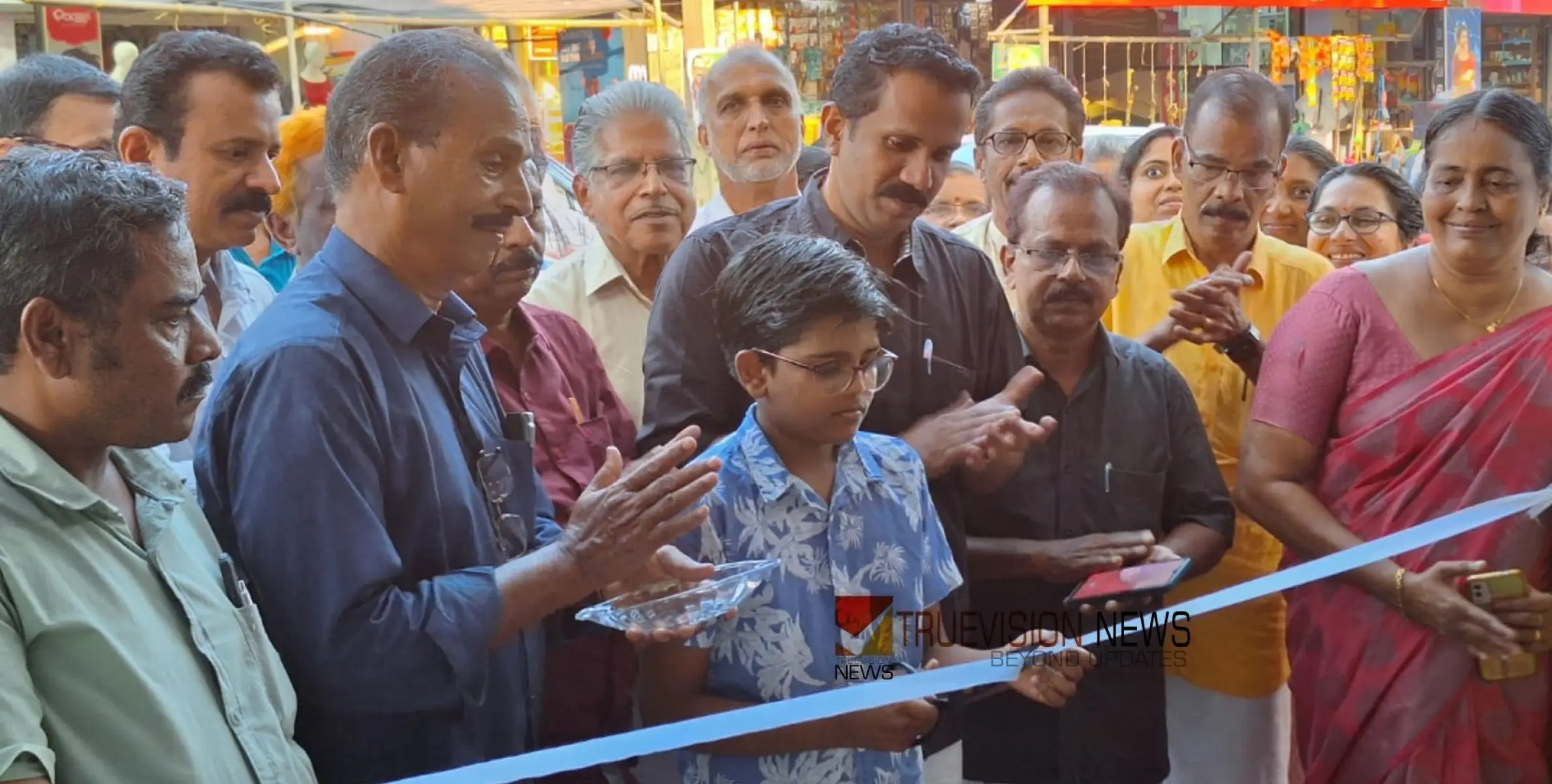 #Gopimemorialbusstop | വായനയുടെ വസന്തം; മുക്കാളി ടൗണിലെ ഗോപിമെമ്മോറിയൽ ബസ്സ് സ്റ്റോപ്പ് ഇനി വായനാ തുരുത്ത് 