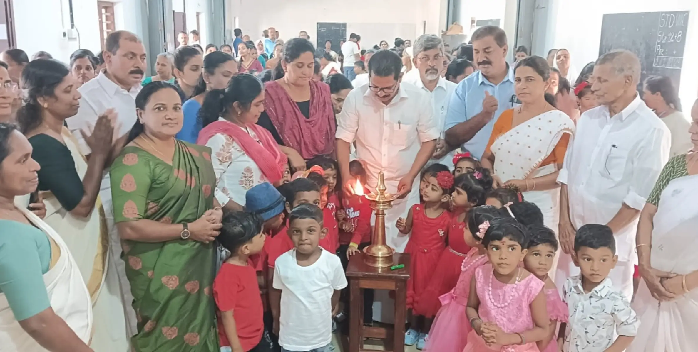 'മിന്നാമിന്നി കൂട്ടം' അങ്കണവാടി കലോത്സവം  ഉദ്ഘാടനം  ചെയ്തു 